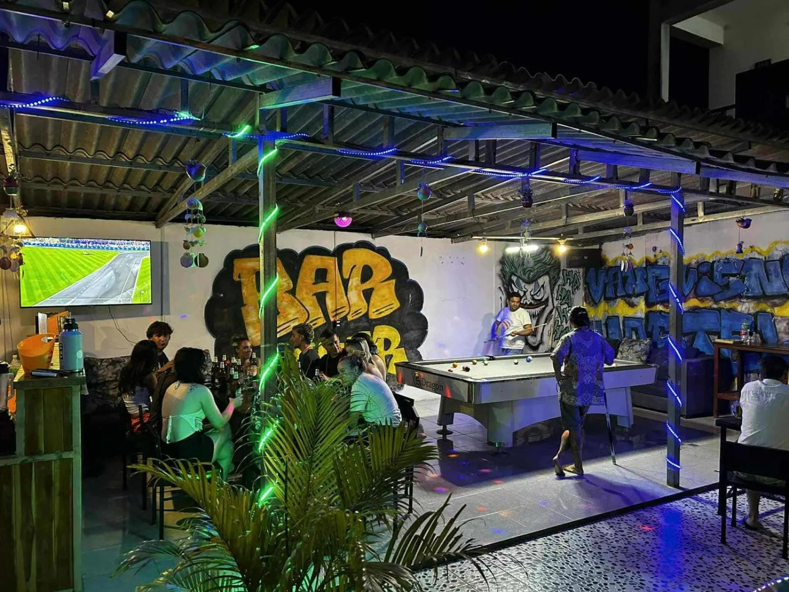 Restaurant/places to eat in Santi Villa