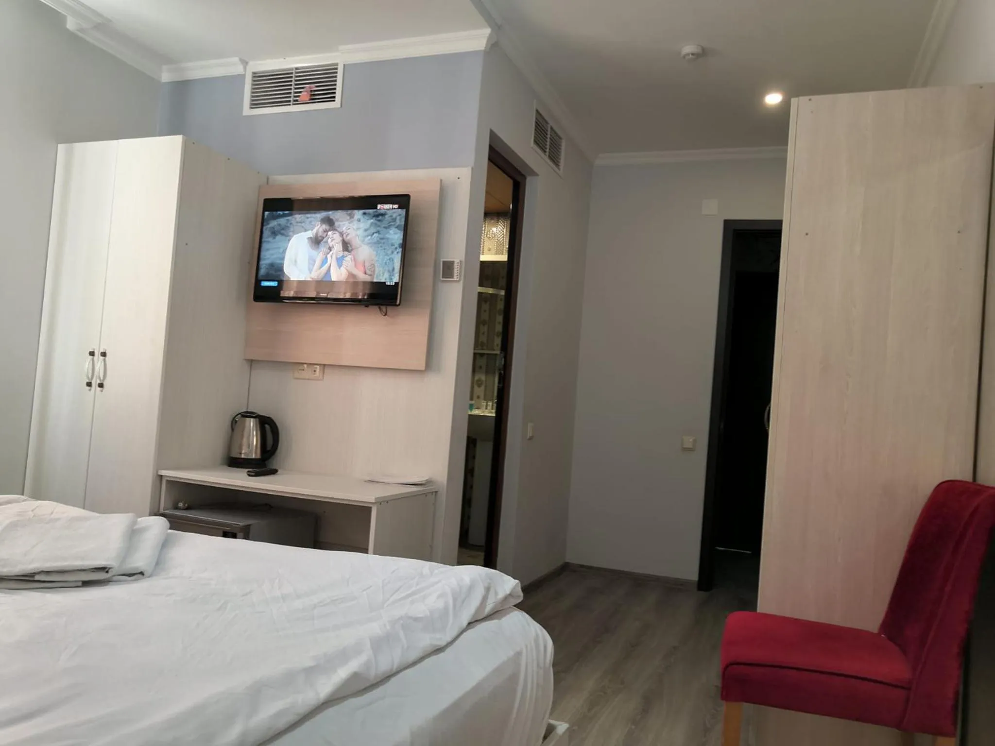 Communal lounge/ TV room in Hotel My Rose