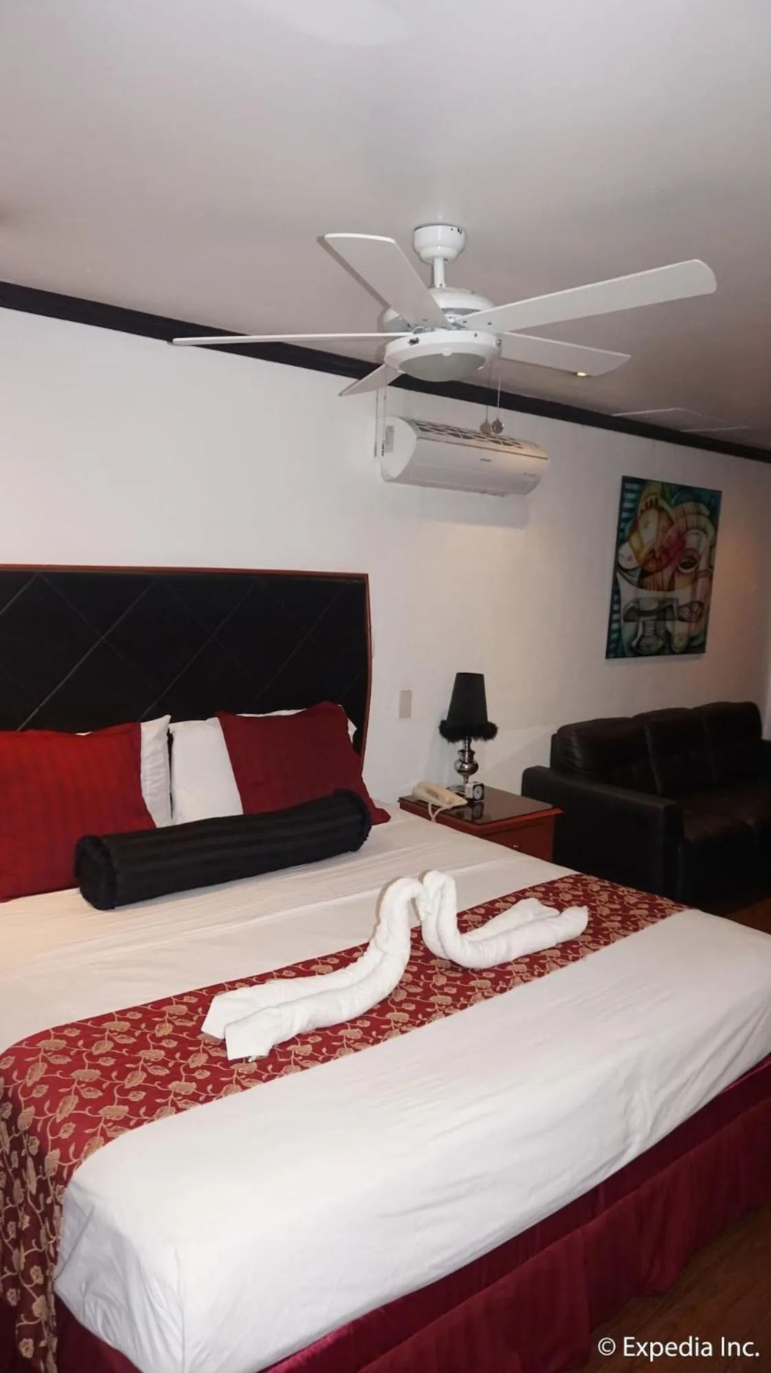 Photo of the whole room, Bed in Grand Central Hotel