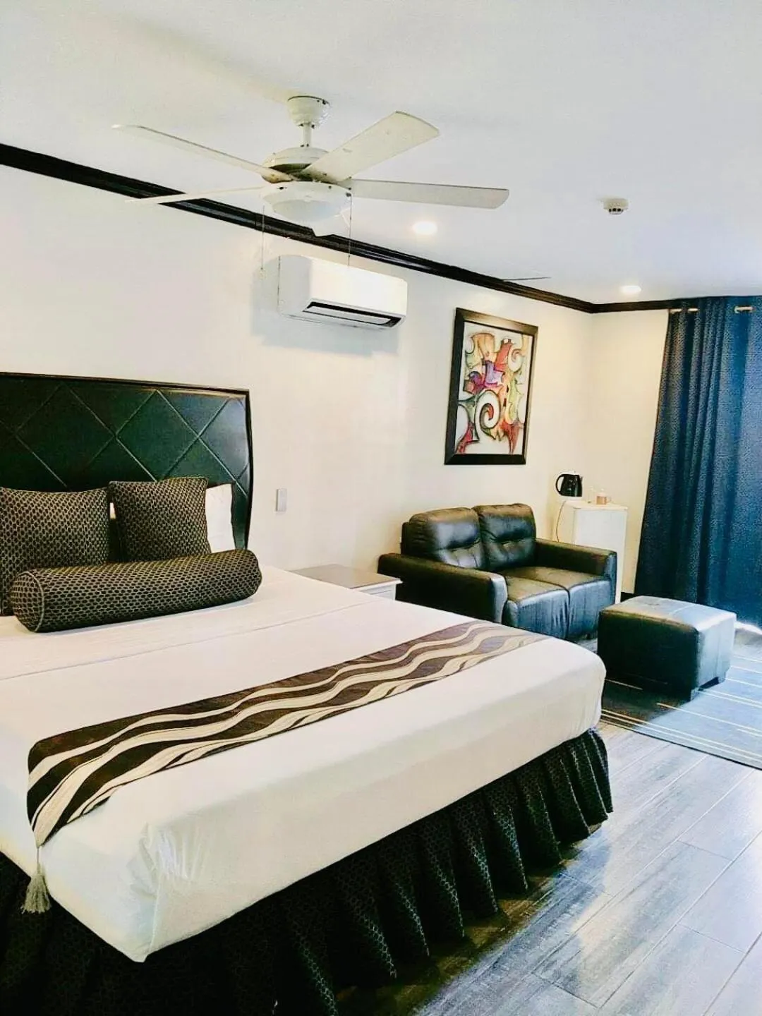 Photo of the whole room, Bed in Grand Central Hotel