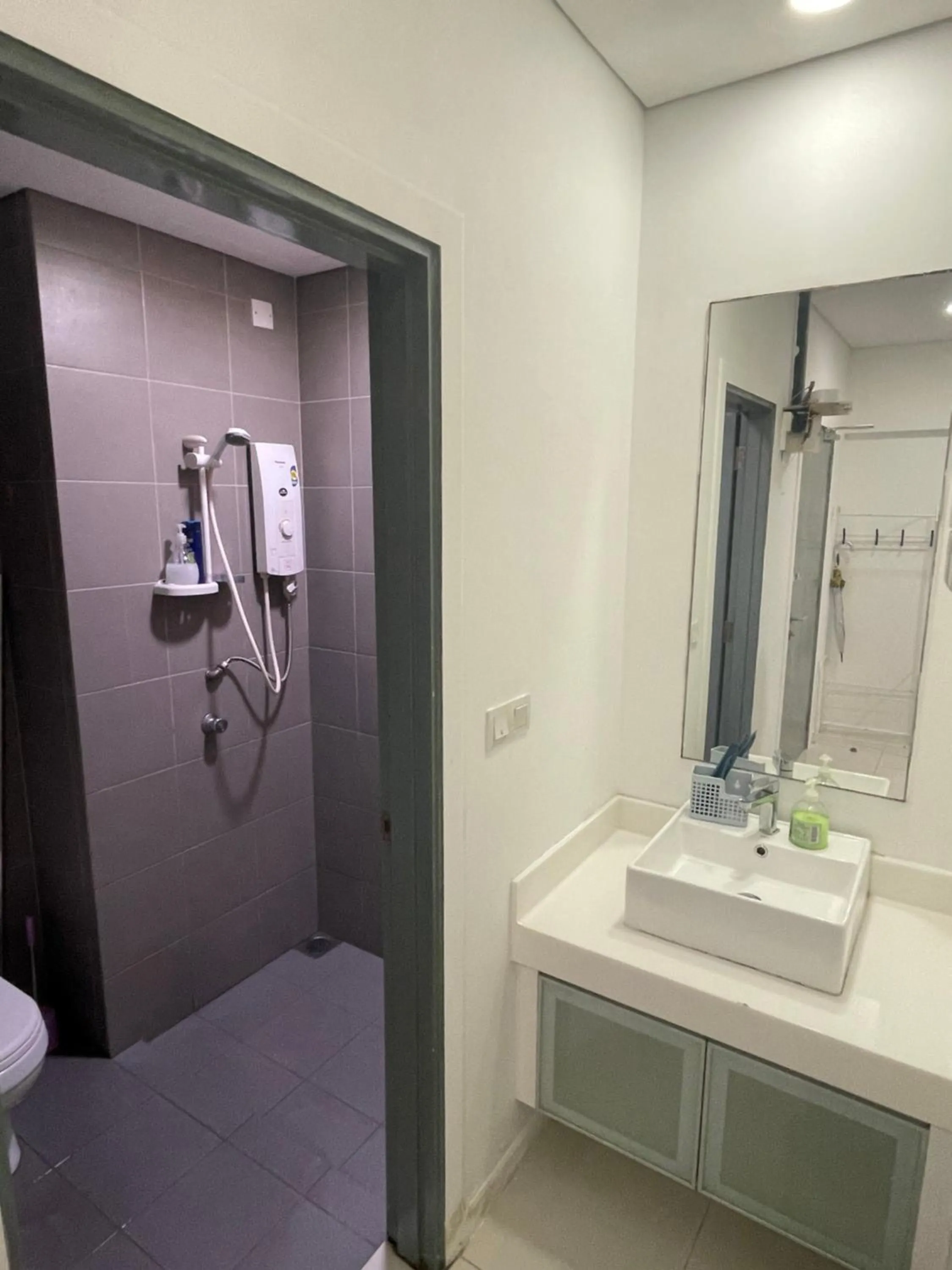 Toilet in Mercu Summer Suite KLCC by Kuminshu