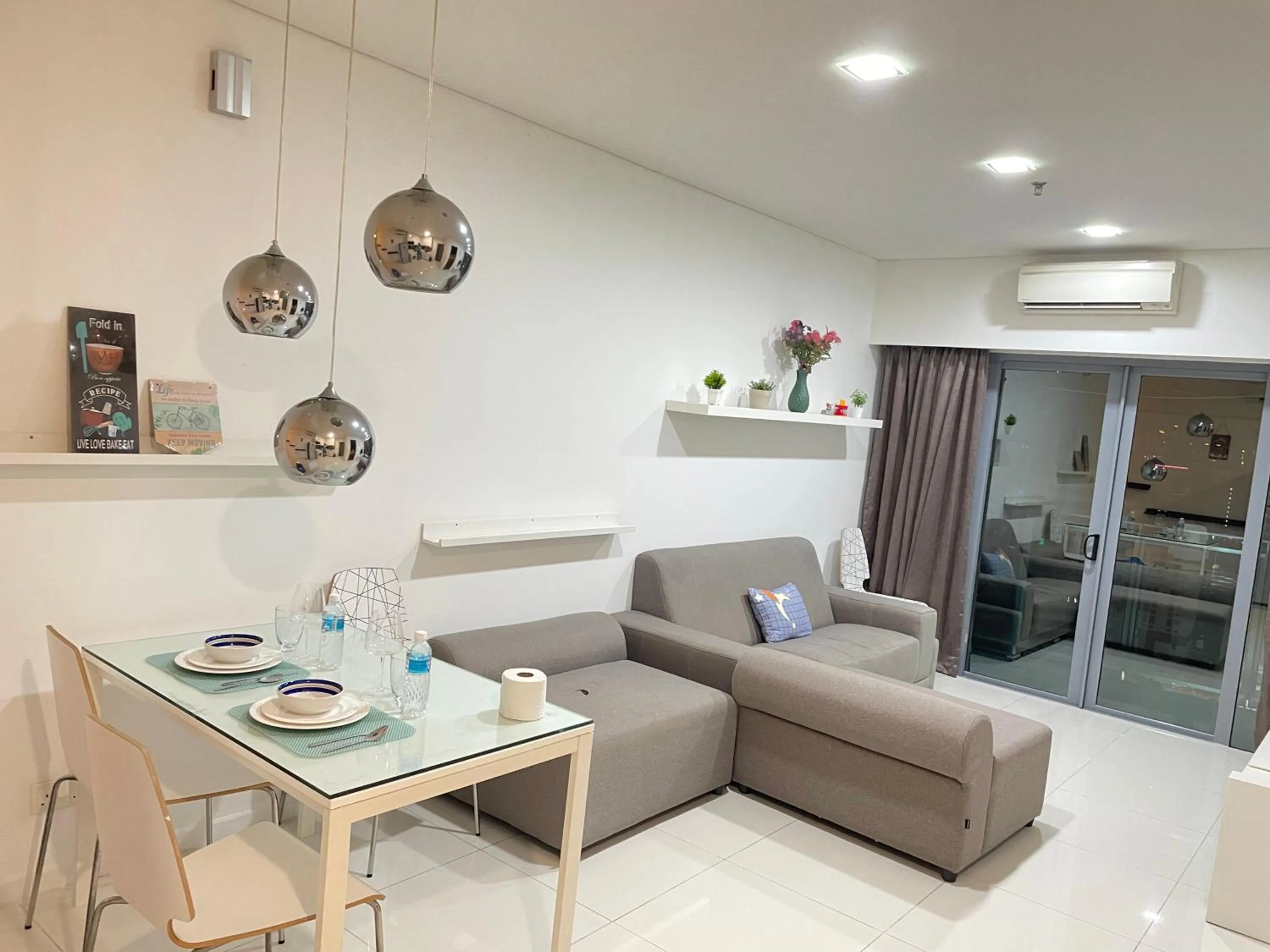 Living room in Mercu Summer Suite KLCC by Kuminshu