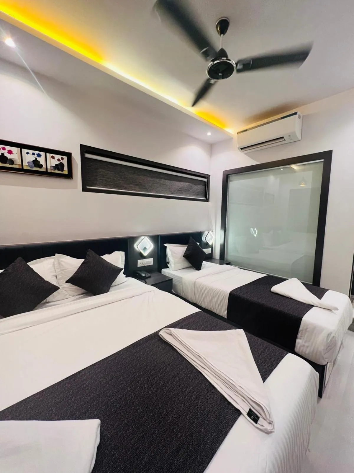 Bed in Hotel Larmont Luxury