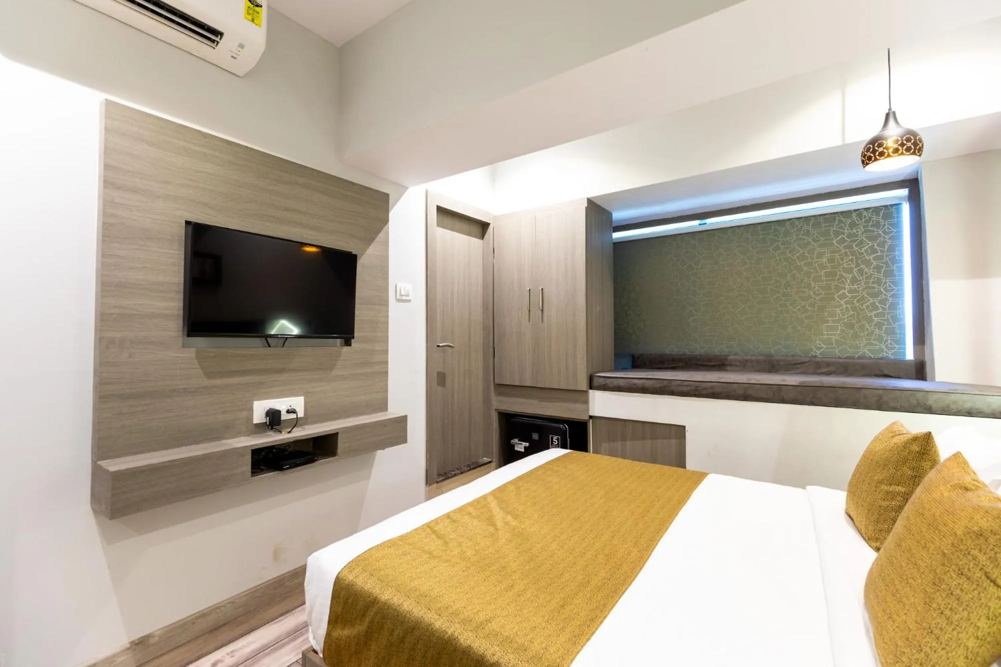 Bed in Hotel Larmont Luxury