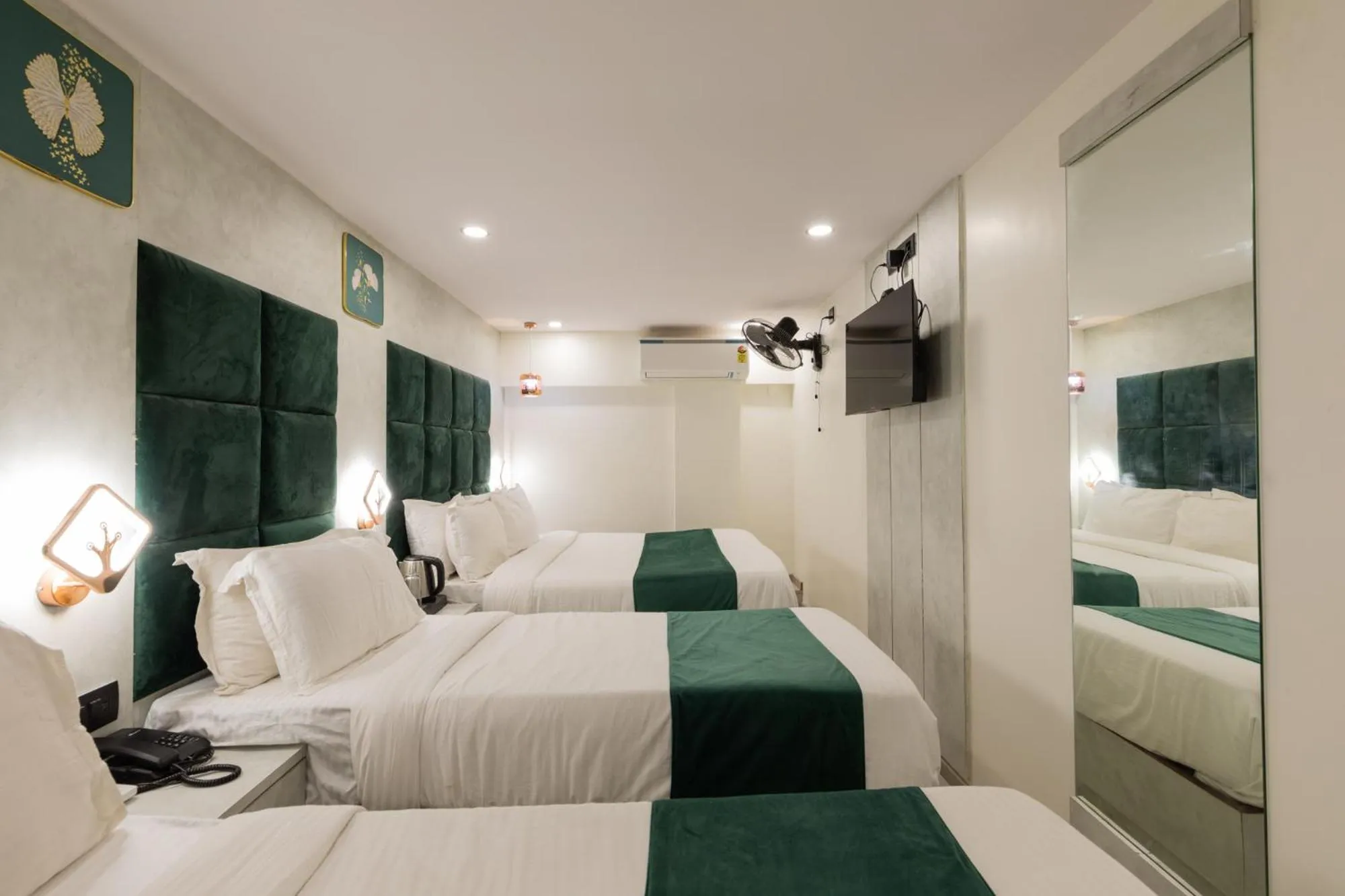 Bedroom, Bed in Hotel Larmont Luxury