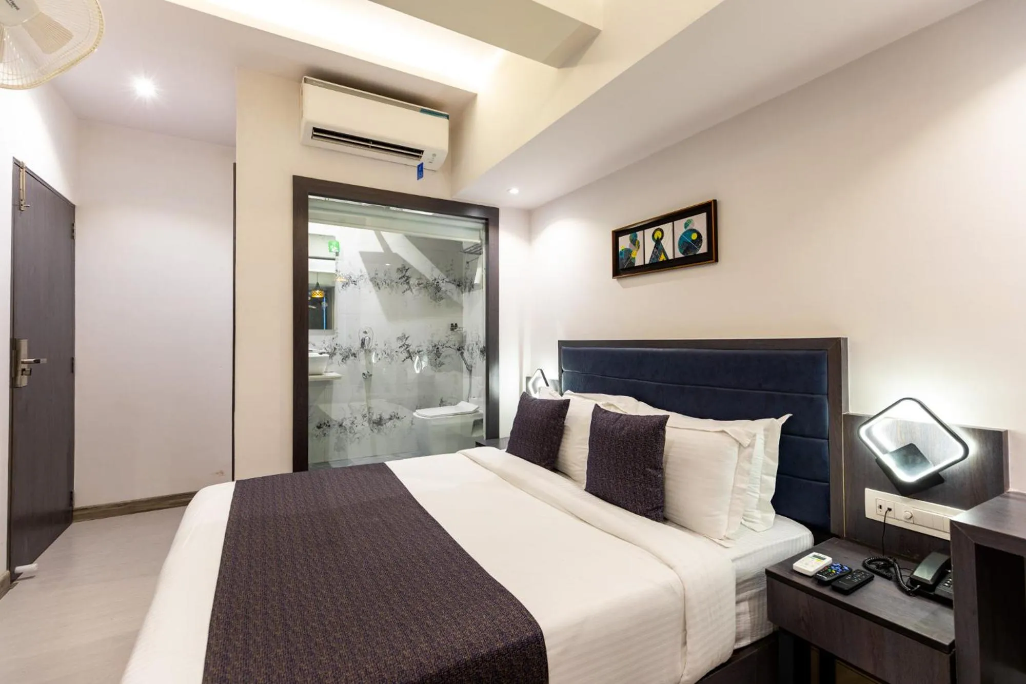 Bedroom, Bed in Hotel Larmont Luxury