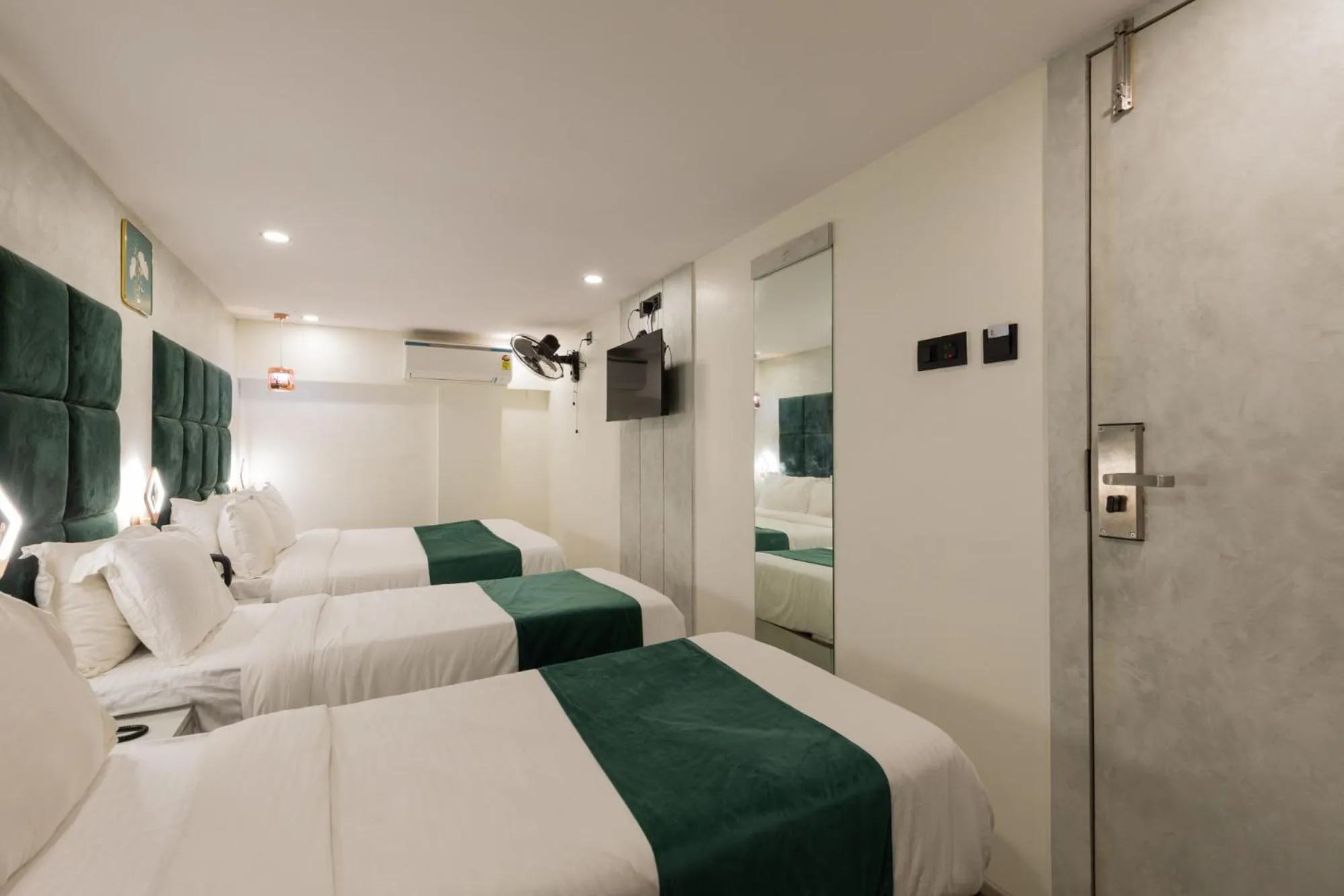 Bedroom, Bed in Hotel Larmont Luxury