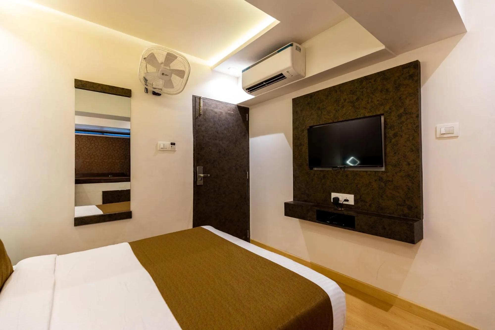 Bed in Hotel Larmont Luxury