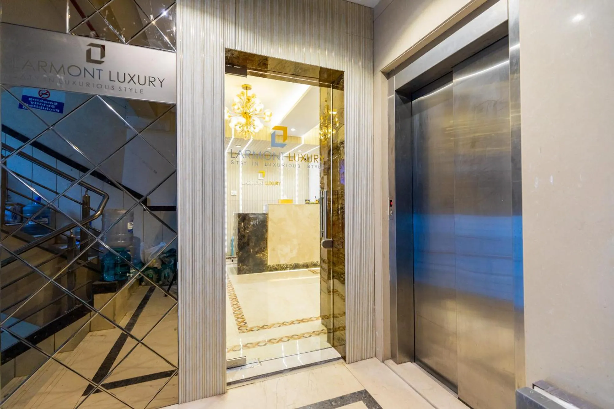 Facade/entrance in Hotel Larmont Luxury