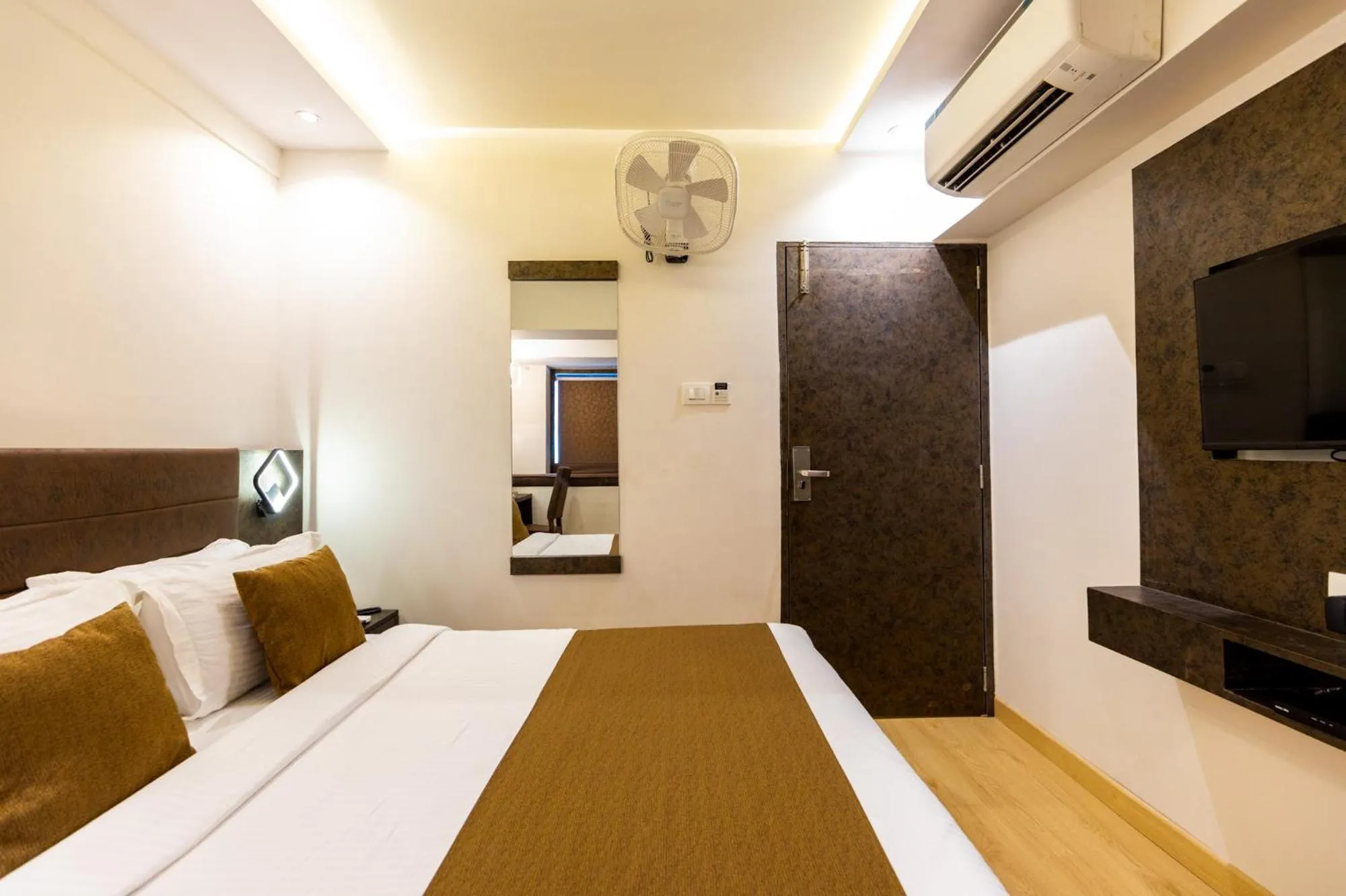 Bedroom, Bed in Hotel Larmont Luxury