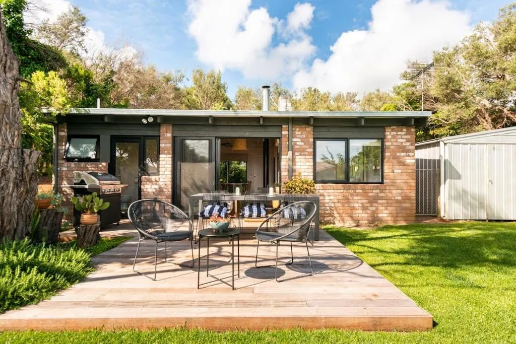 Two-Bedroom House in Beach cottage, 4 mins to sea with spacious garden