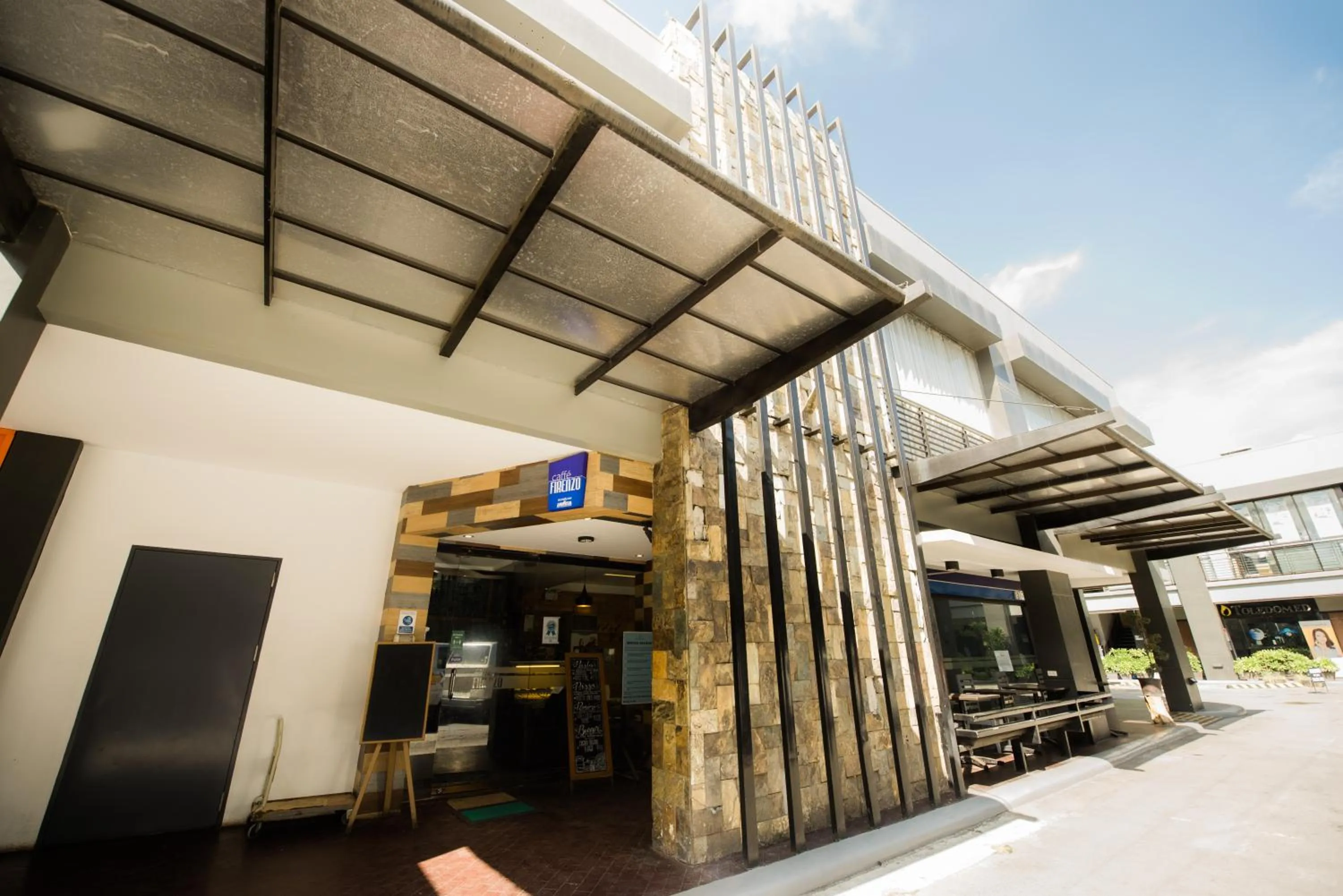 Restaurant/places to eat in SunCity Suites