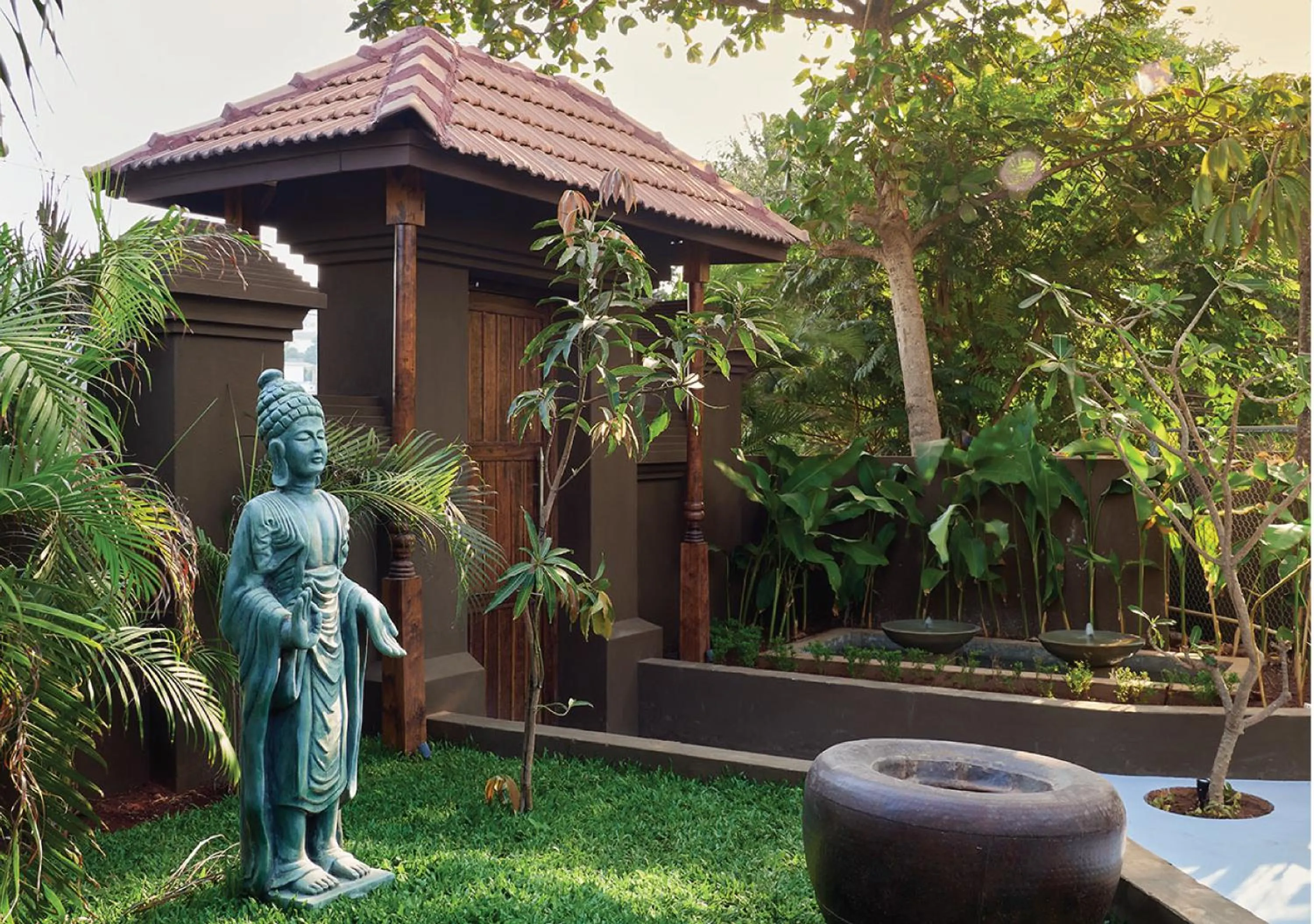 Facade/entrance in Red Thread Morjim