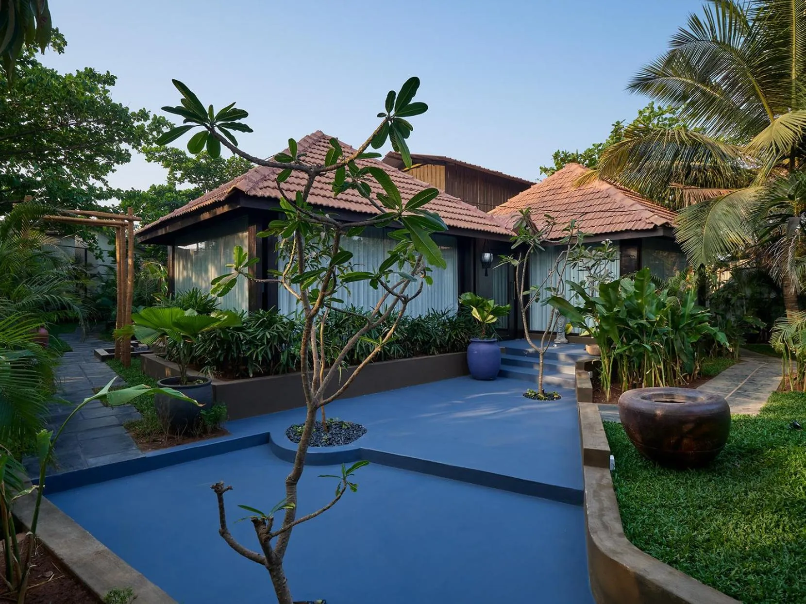 Facade/entrance in Red Thread Morjim