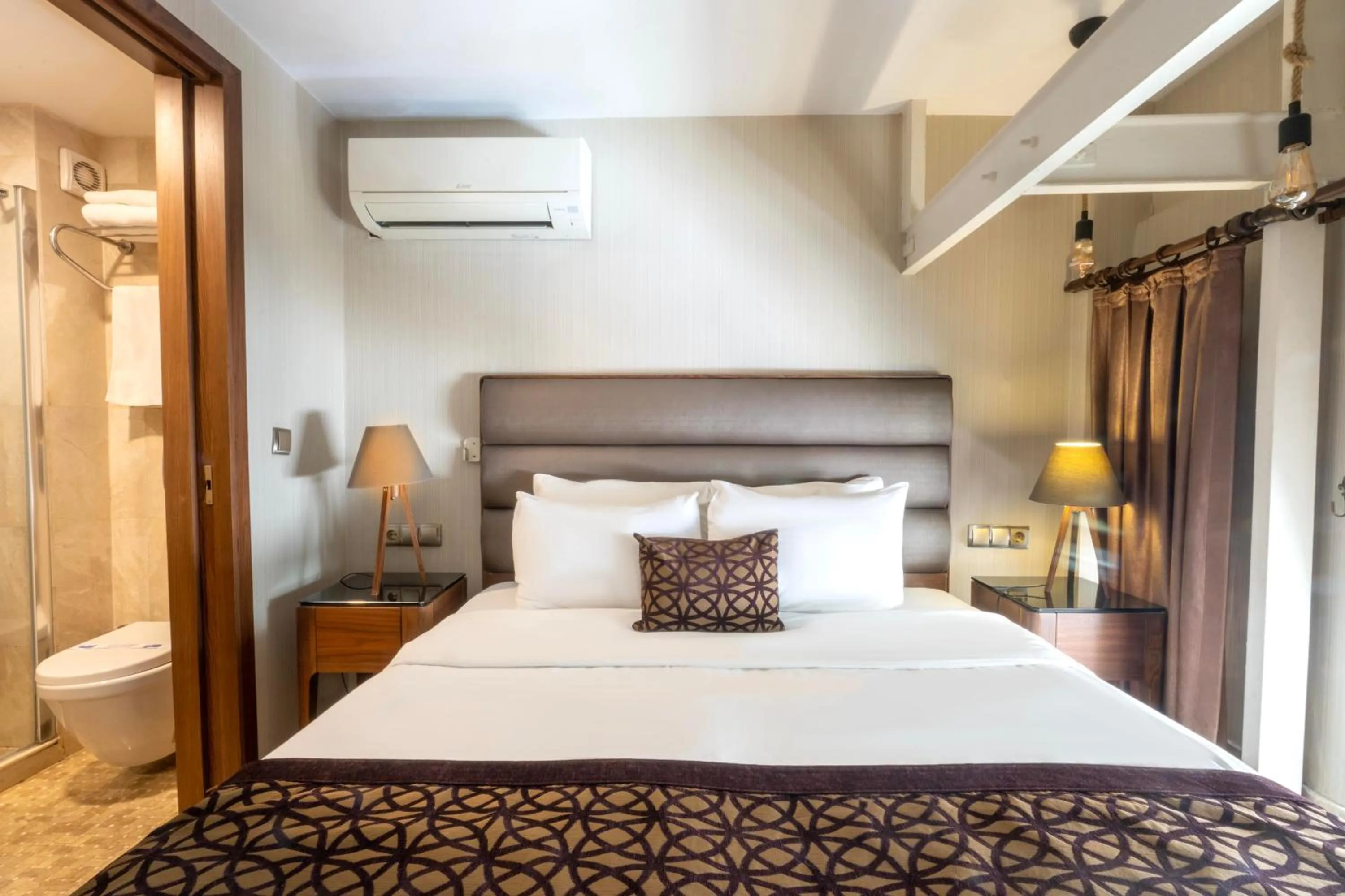 Toilet, Bed in 6 Apartment Galata