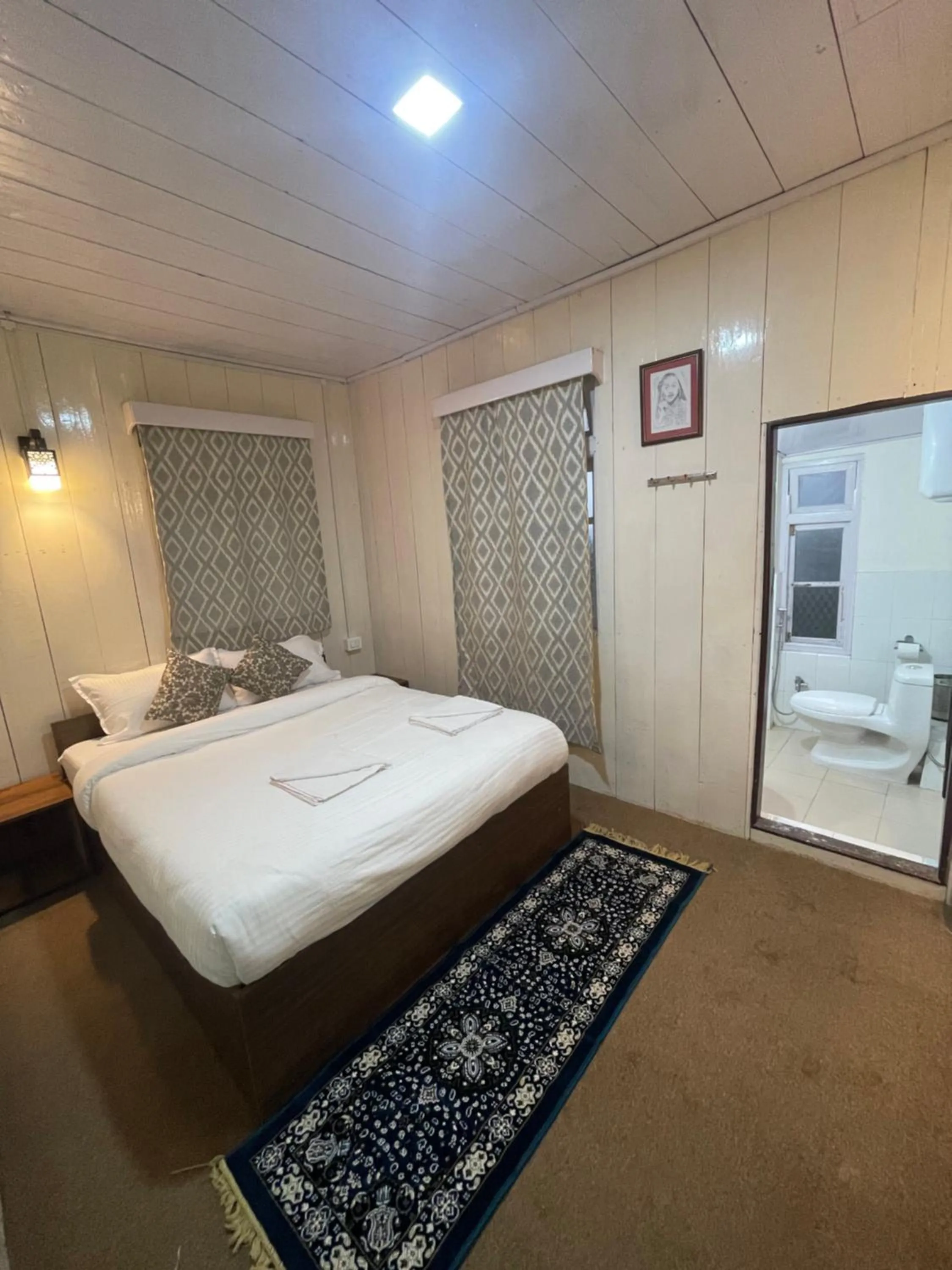 Bed in Apple Valley Cottages Lachung