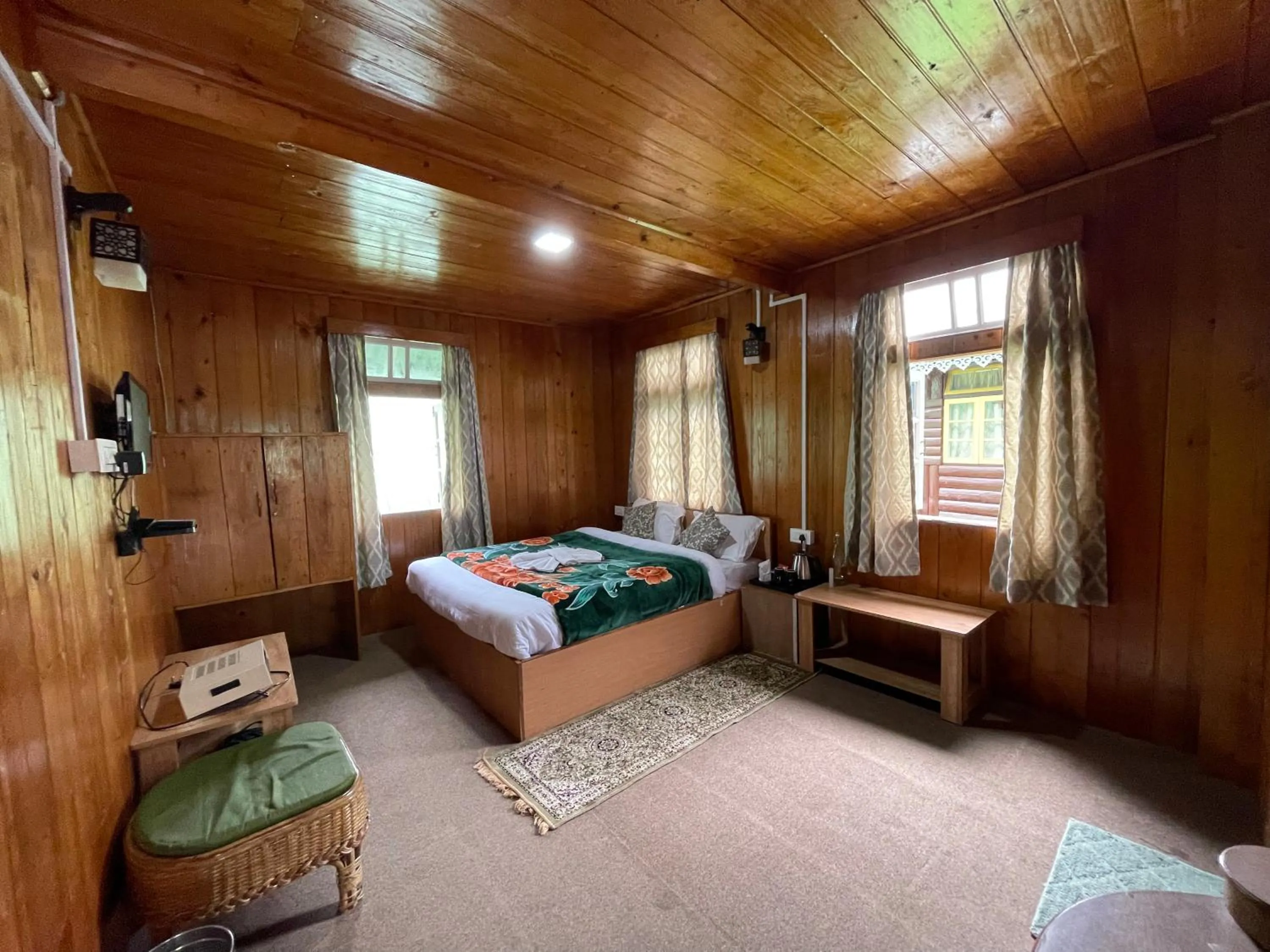 Bed in Apple Valley Cottages Lachung