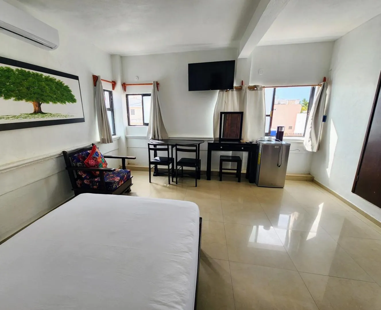 Photo of the whole room, Bed in Fitz-Mar