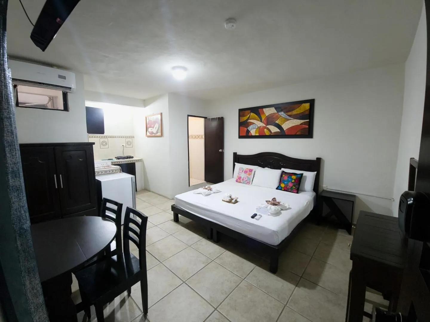 Photo of the whole room, Bed in Fitz-Mar