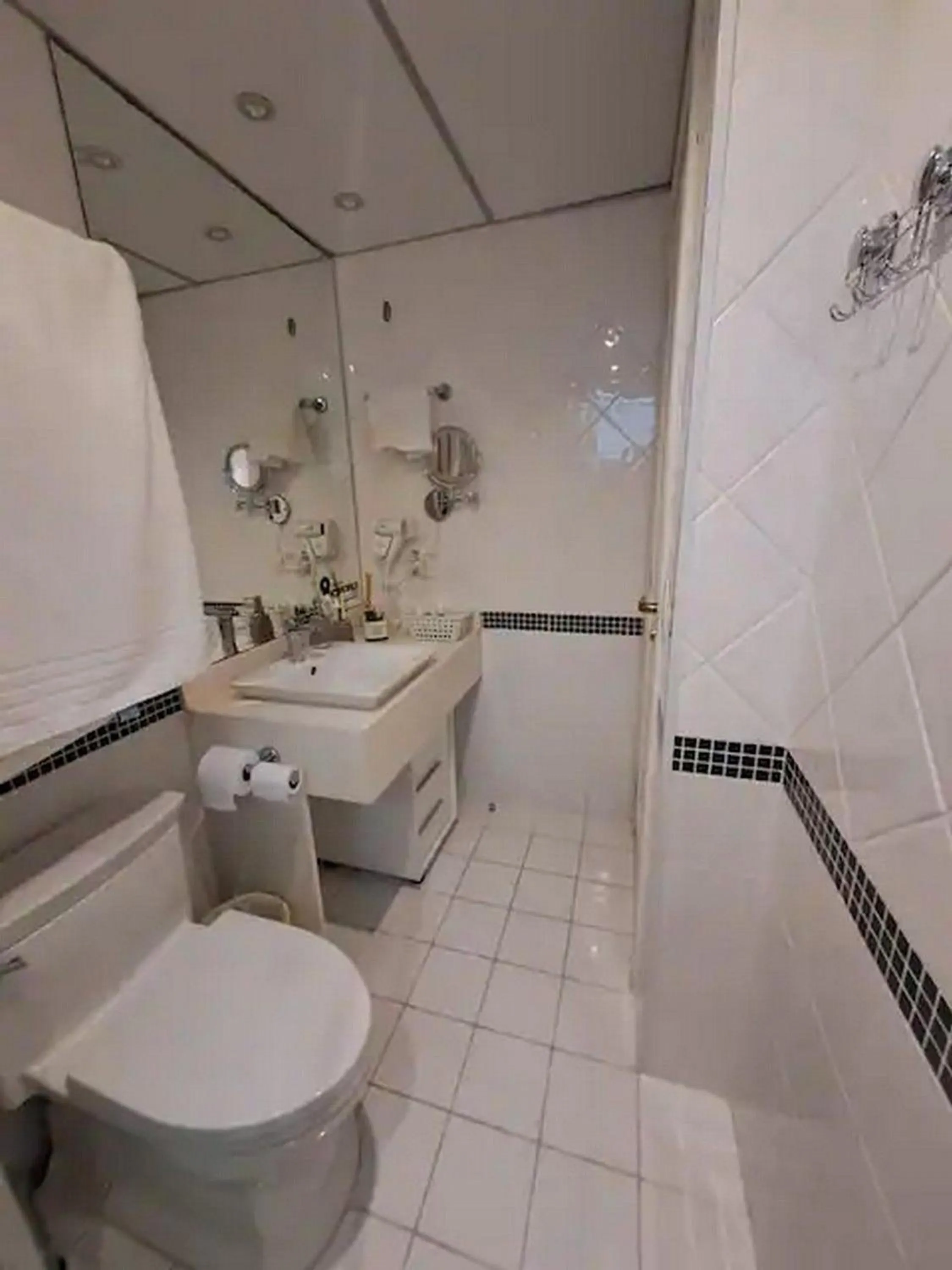 Toilet in Kaza Noah The Universe Paulista Bela Vista