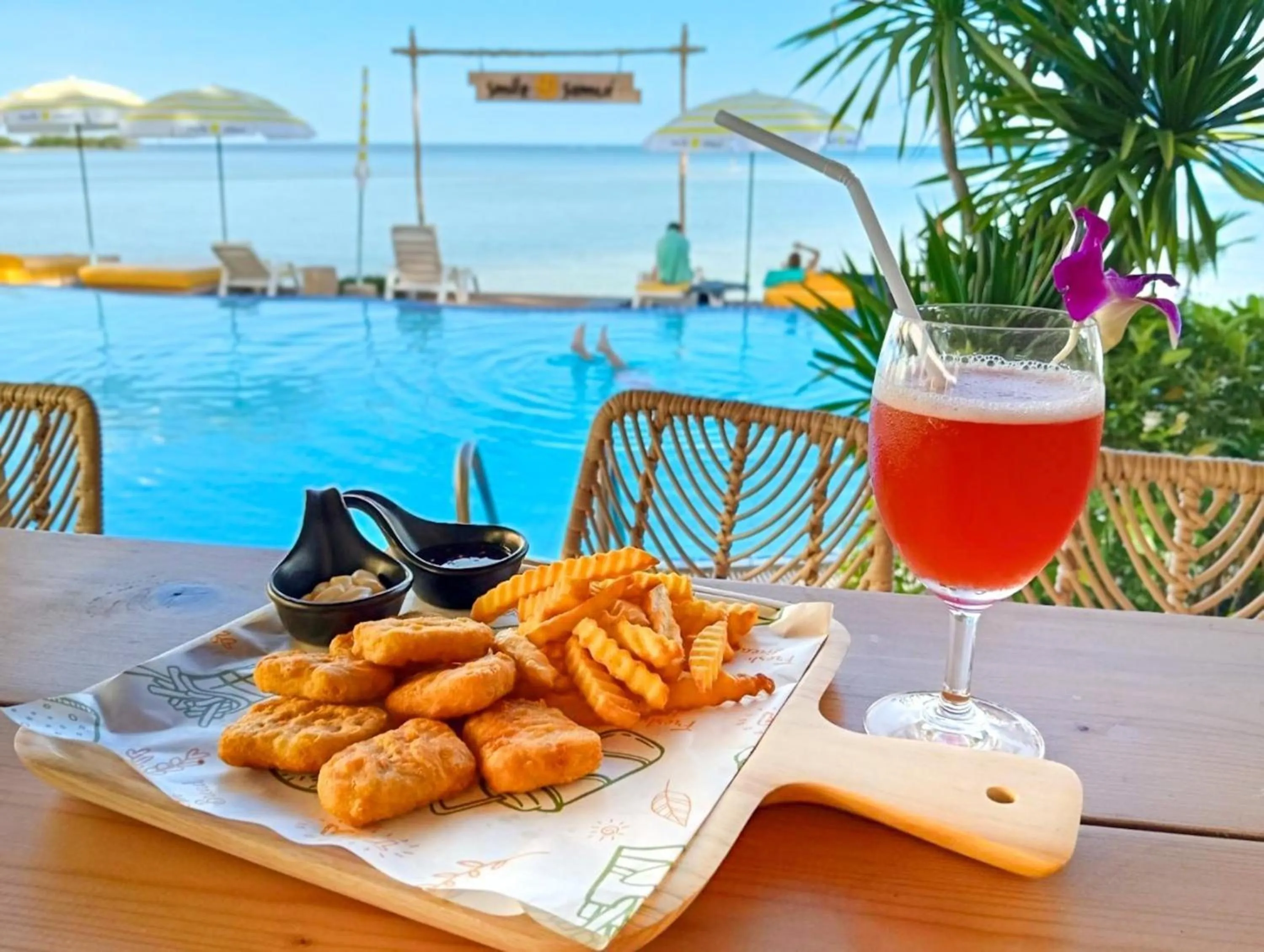 Food and drinks in Smile Samui Chaweng Beach Front Resort