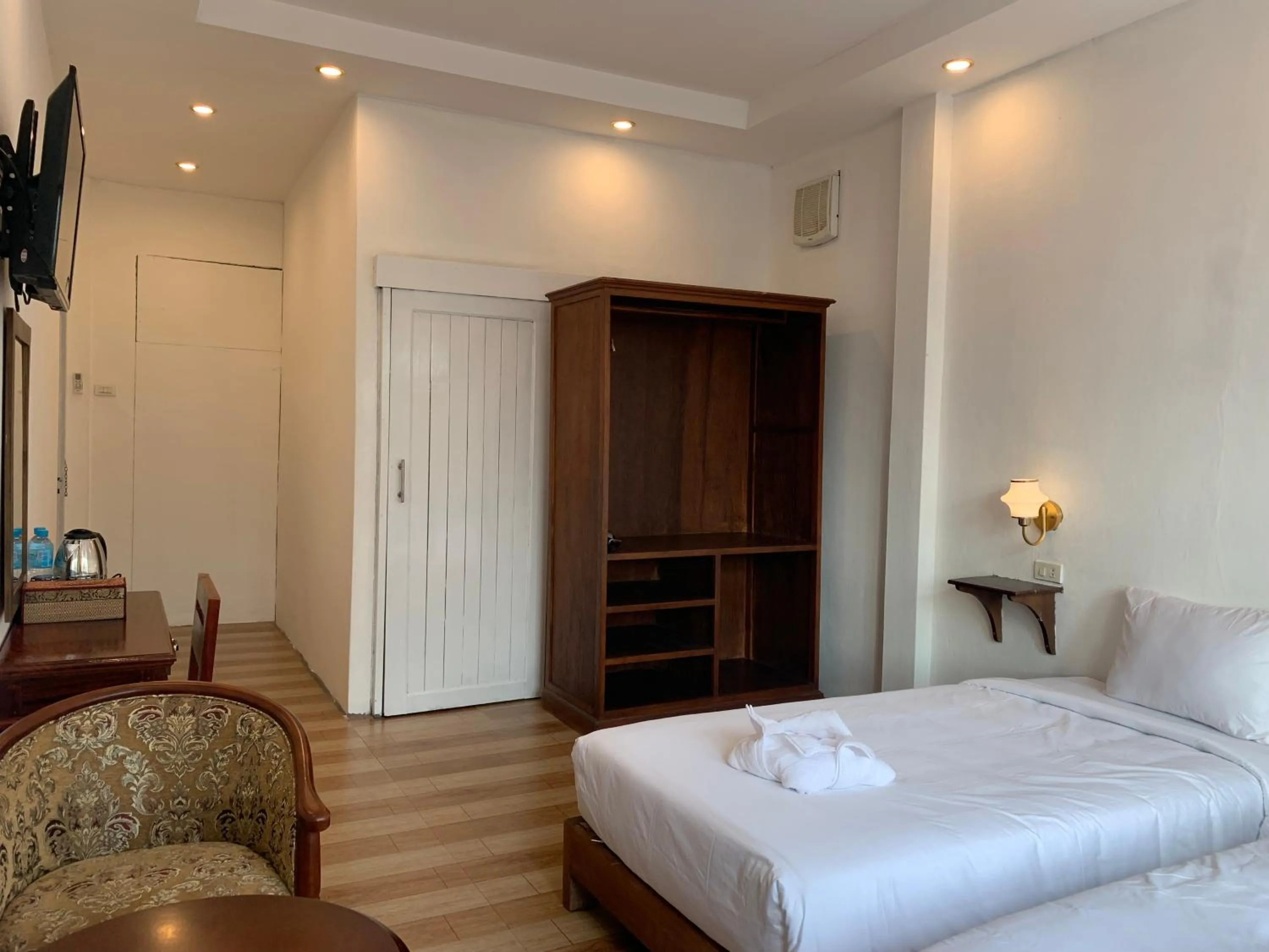 Photo of the whole room, Bed in La nuit de laos