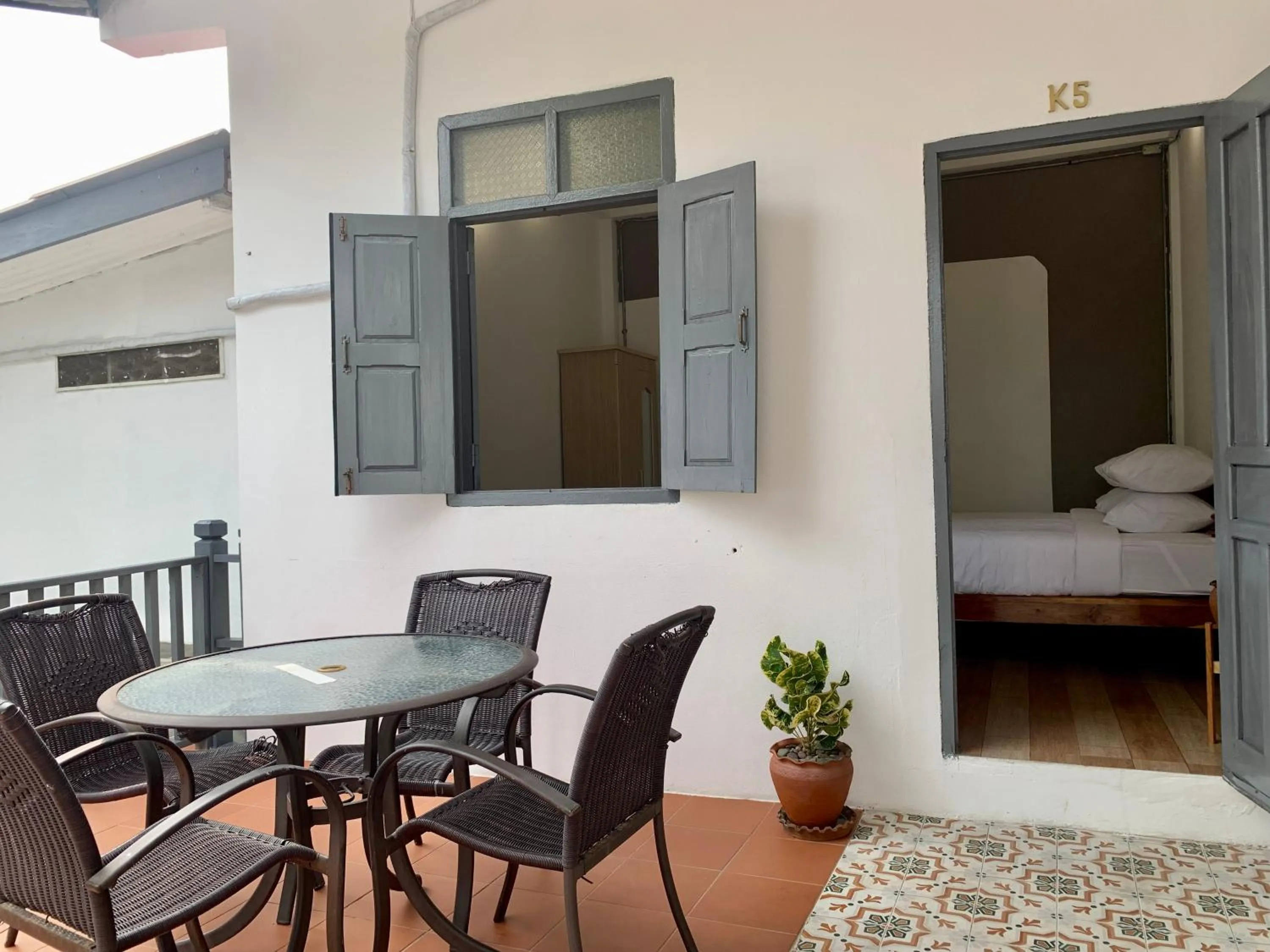 Photo of the whole room in La nuit de laos