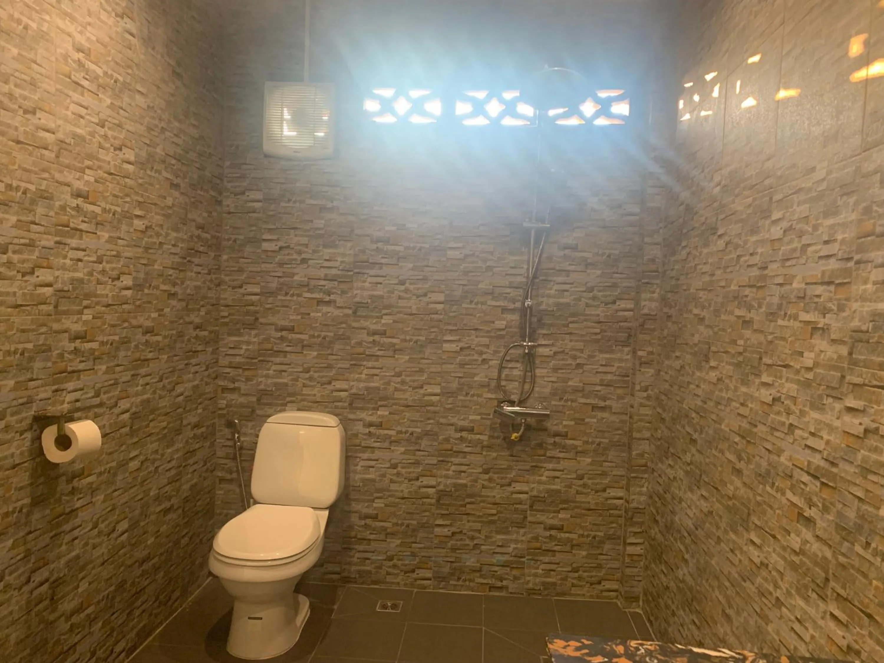 Shower in La nuit de laos