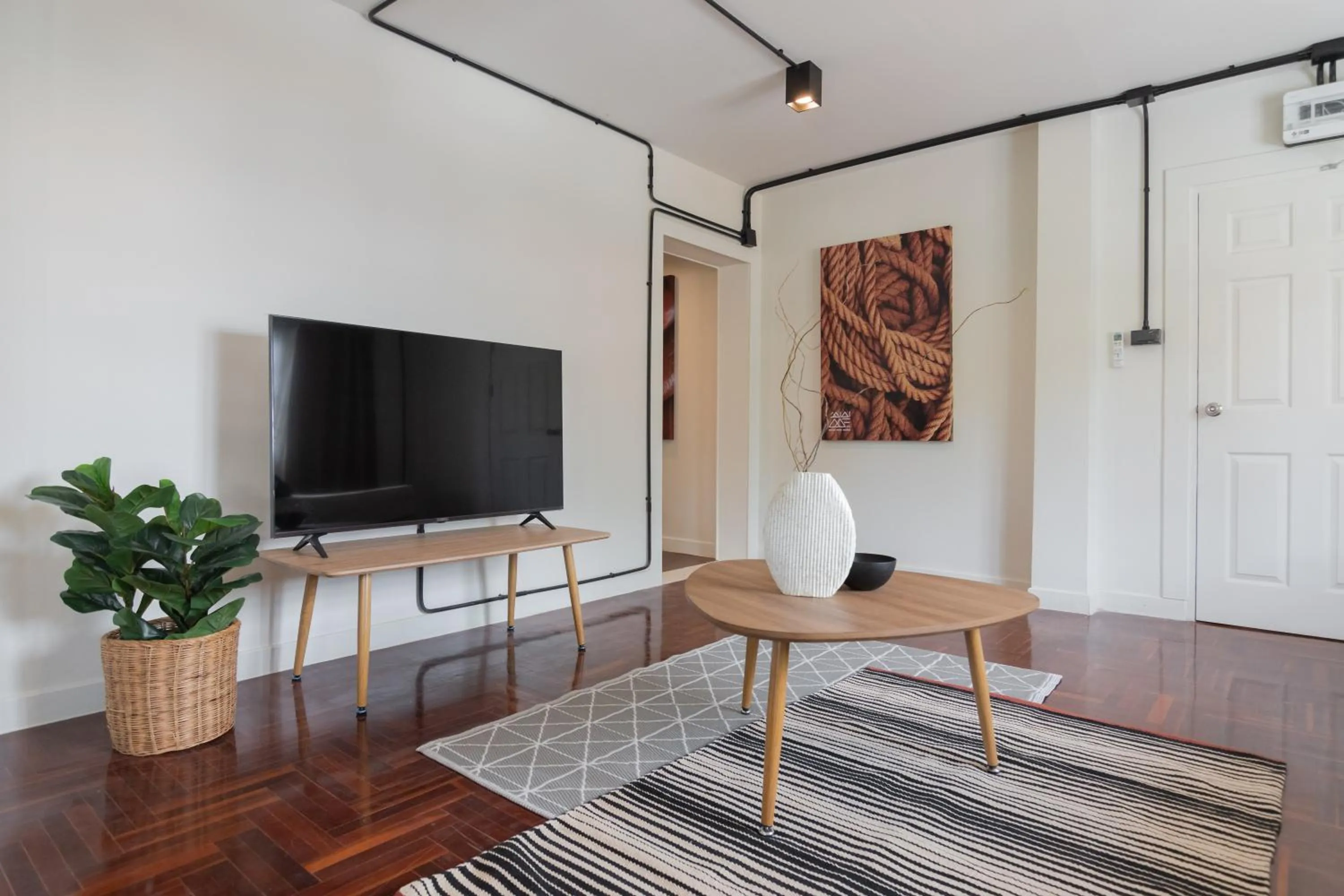 Communal lounge/ TV room in Mini-Me HUBS, Charm Suites & Pool in Old City