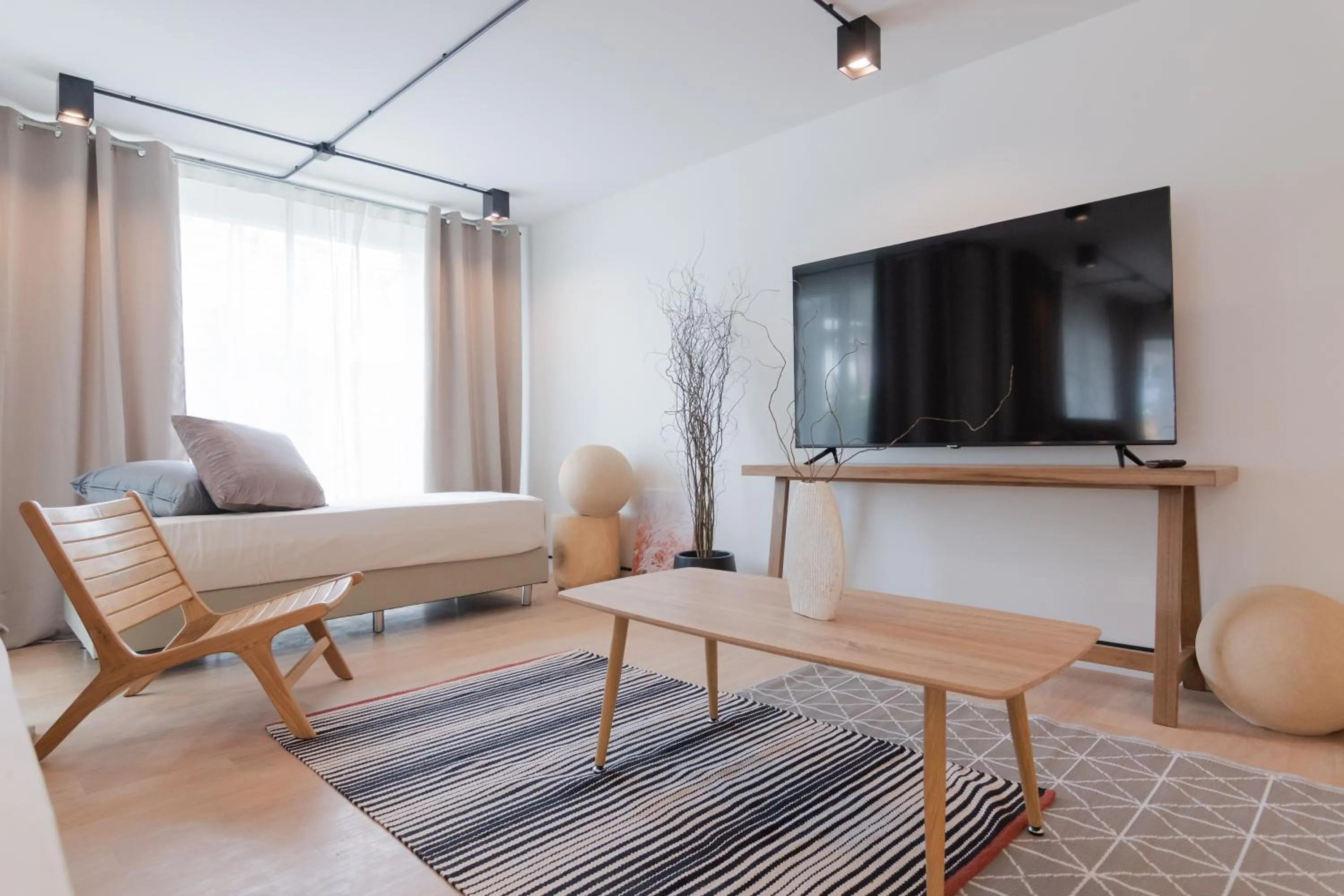 Communal lounge/ TV room in Mini-Me HUBS, Charm Suites & Pool in Old City