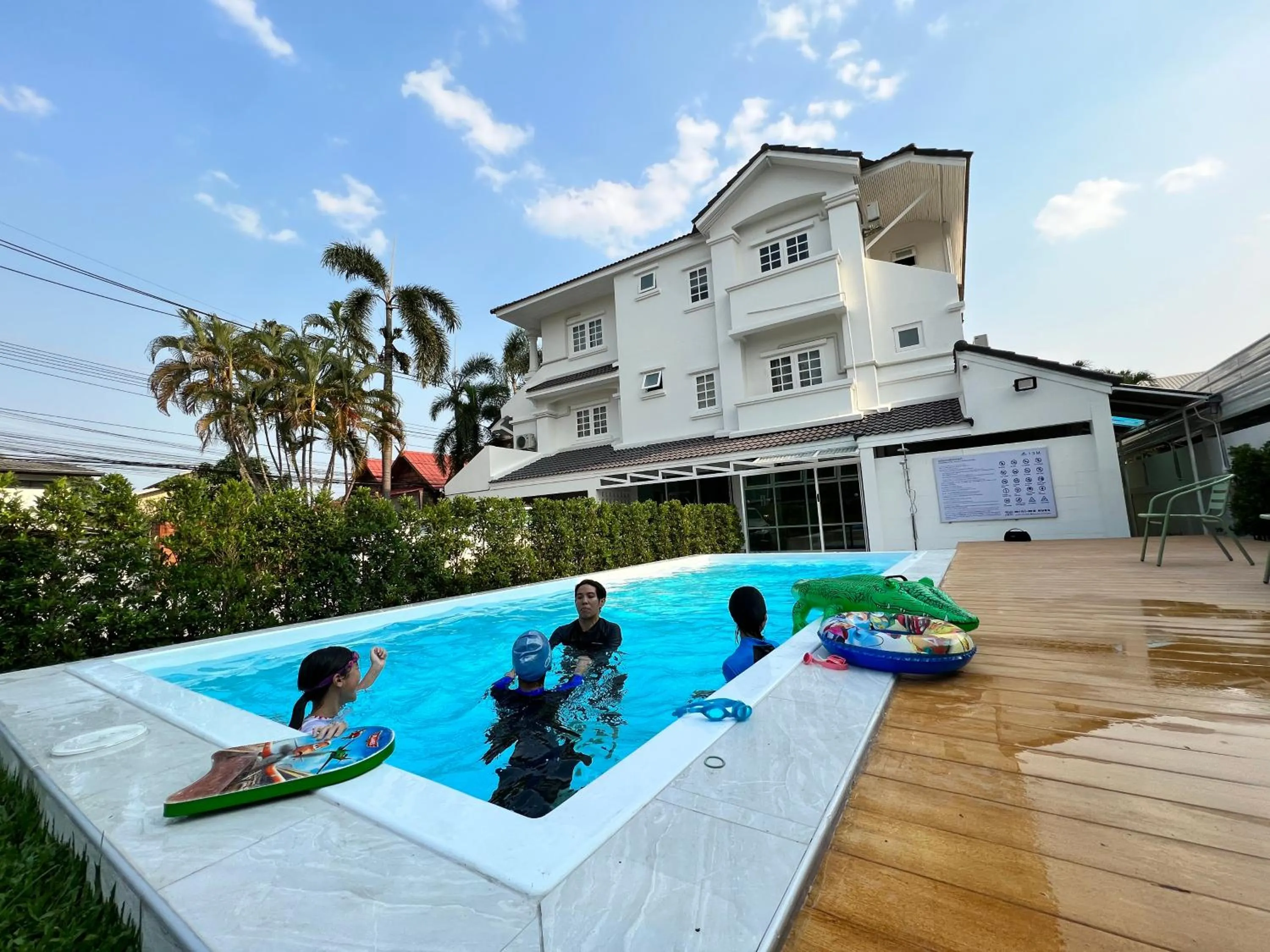 Day in Mini-Me HUBS, Charm Suites & Pool in Old City