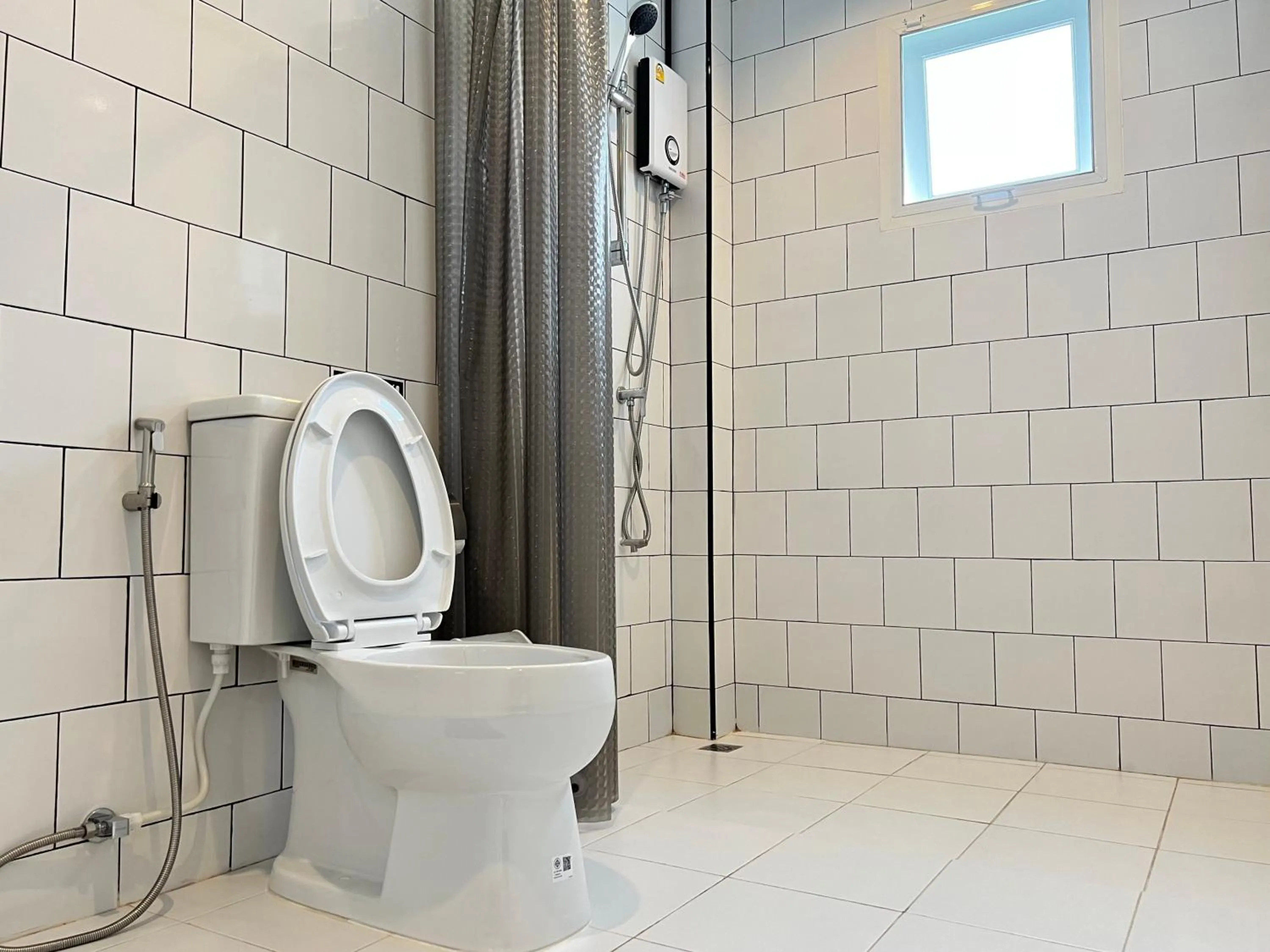 Toilet in Mini-Me HUBS, Charm Suites & Pool in Old City