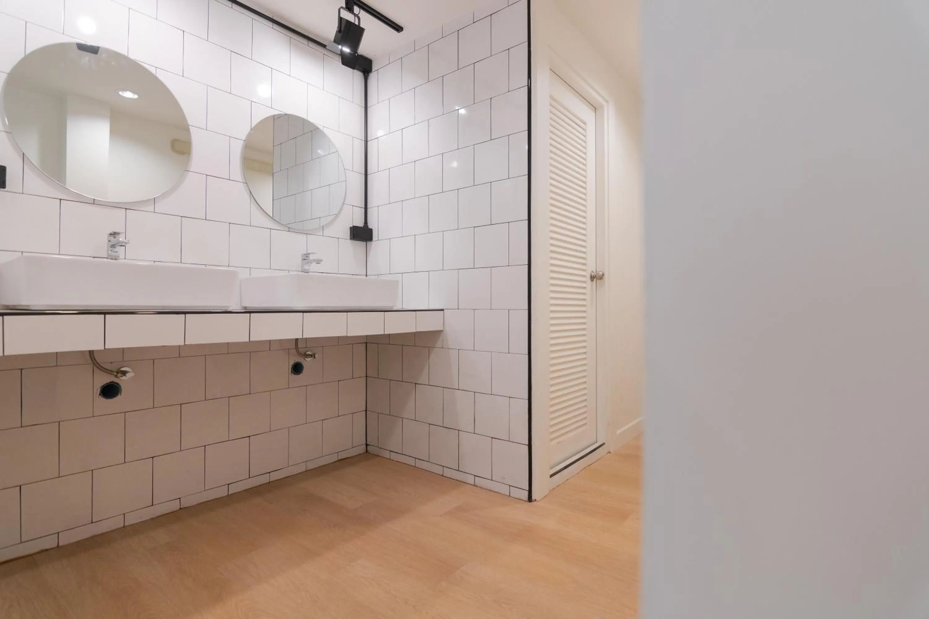 Toilet in Mini-Me HUBS, Charm Suites & Pool in Old City