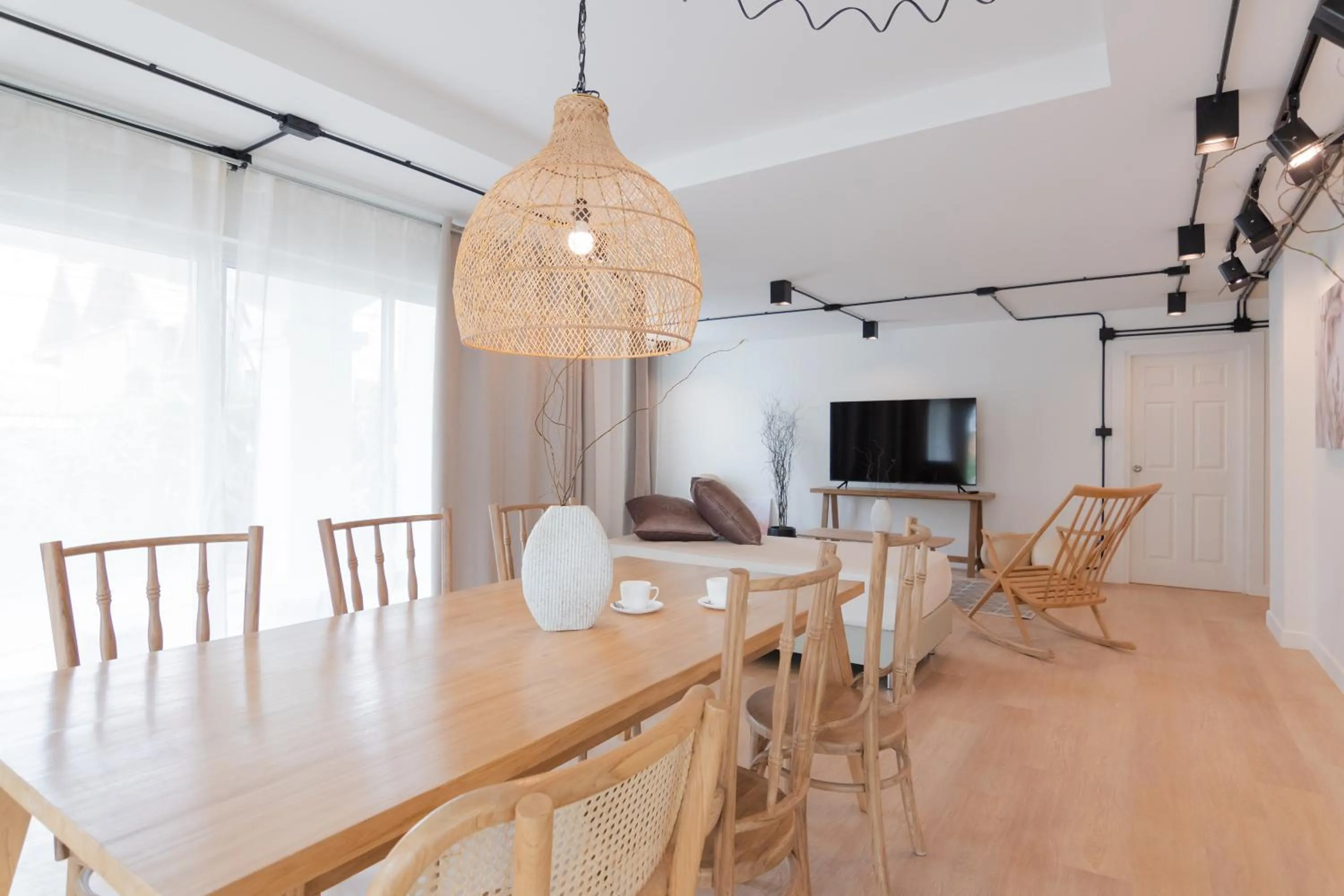 TV and multimedia in Mini-Me HUBS, Charm Suites & Pool in Old City