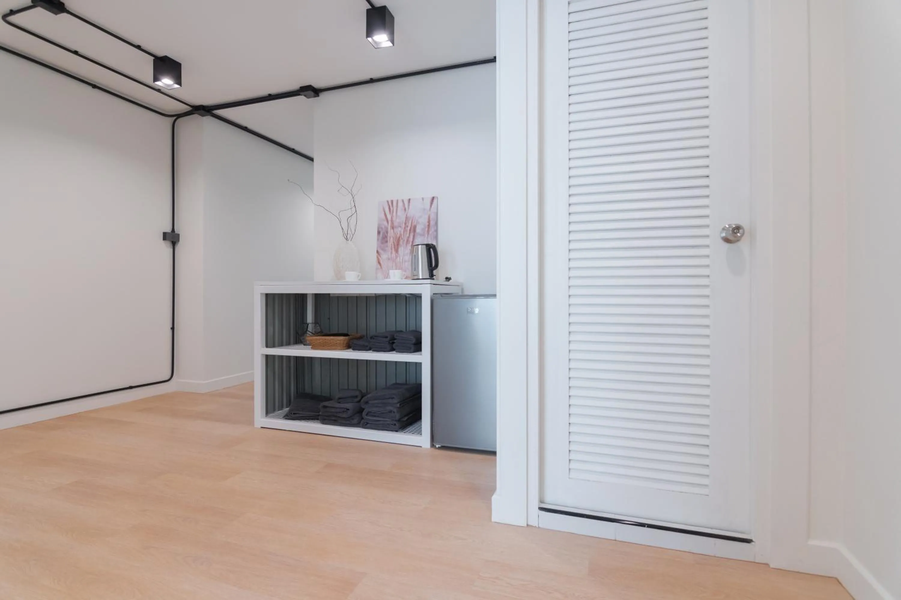 Kitchen or kitchenette in Mini-Me HUBS, Charm Suites & Pool in Old City