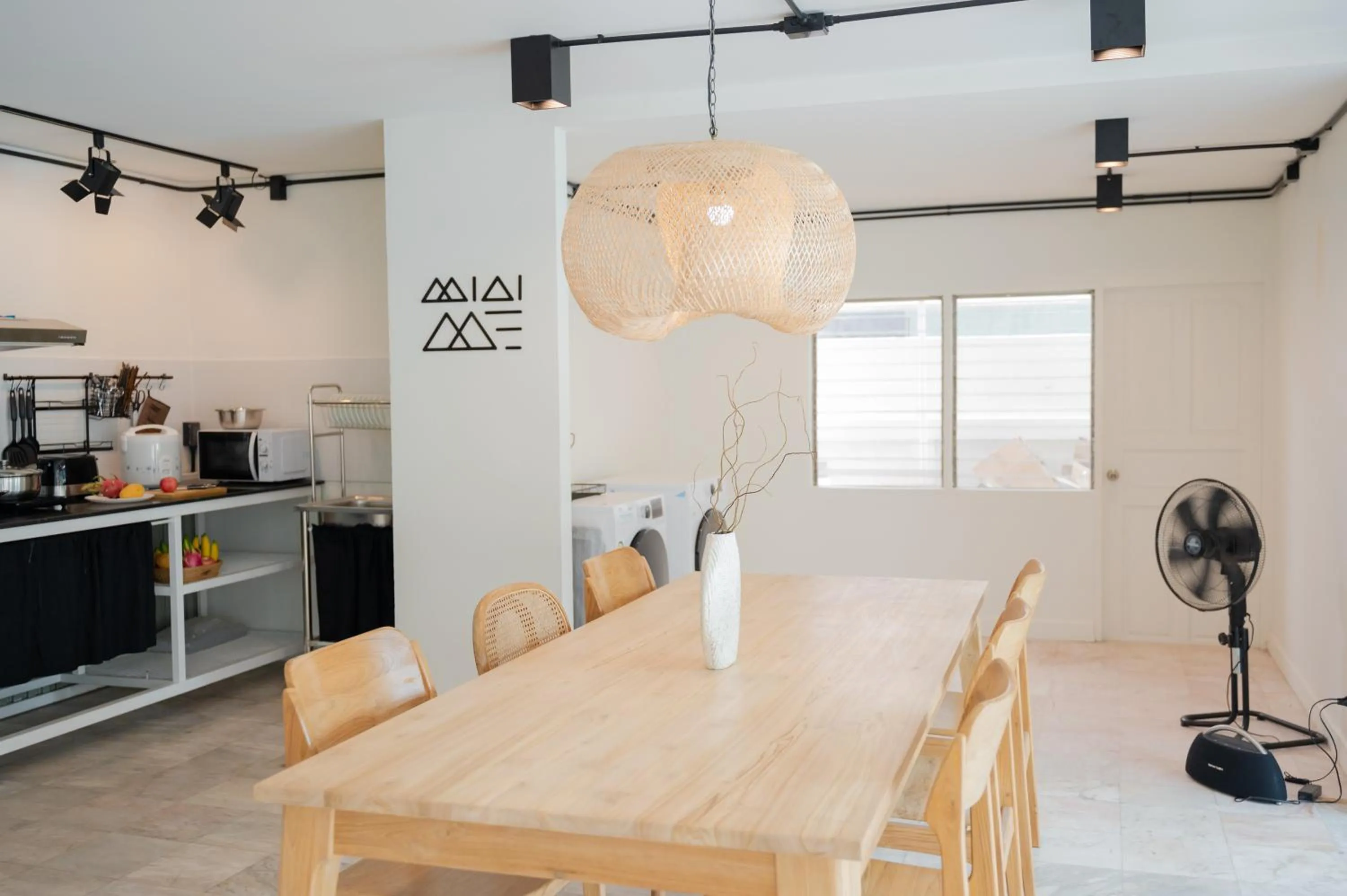 Communal lounge/ TV room in Mini-Me HUBS, Charm Suites & Pool in Old City