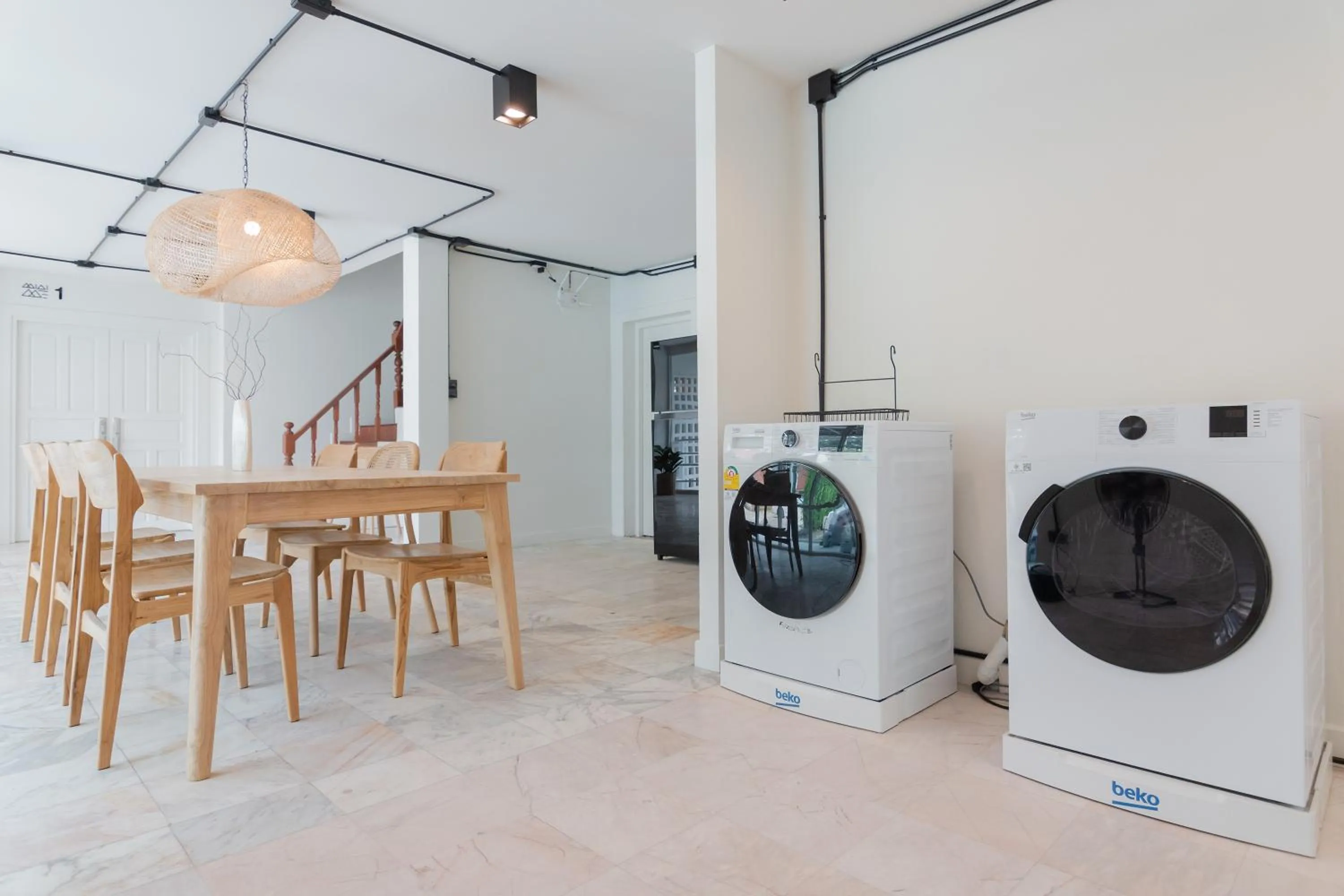 Communal lounge/ TV room in Mini-Me HUBS, Charm Suites & Pool in Old City