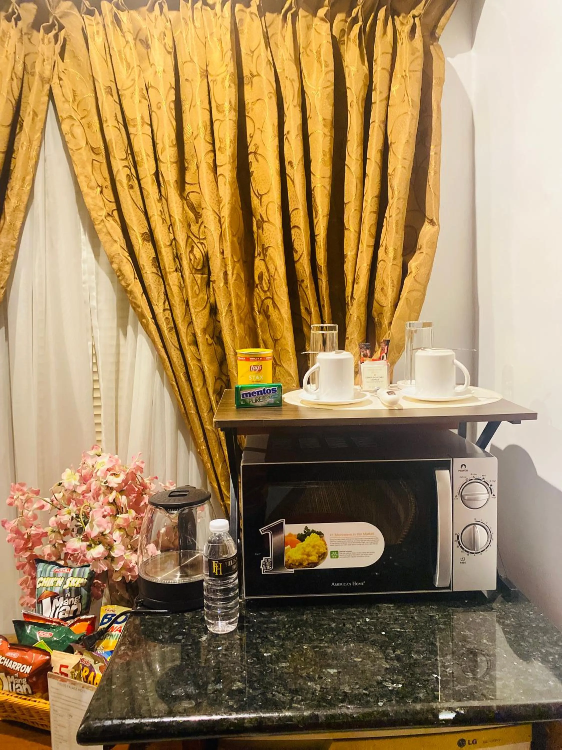 microwave in Fields Palace Hotel