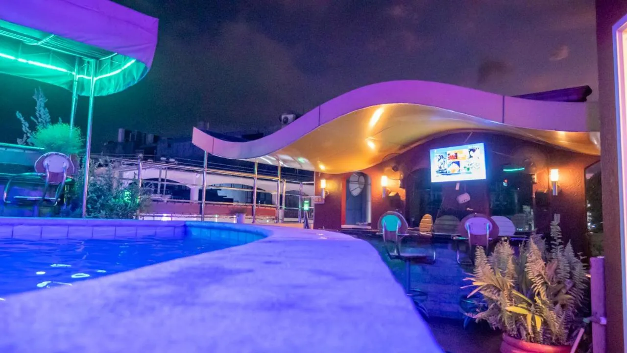 Swimming pool in Fields Palace Hotel