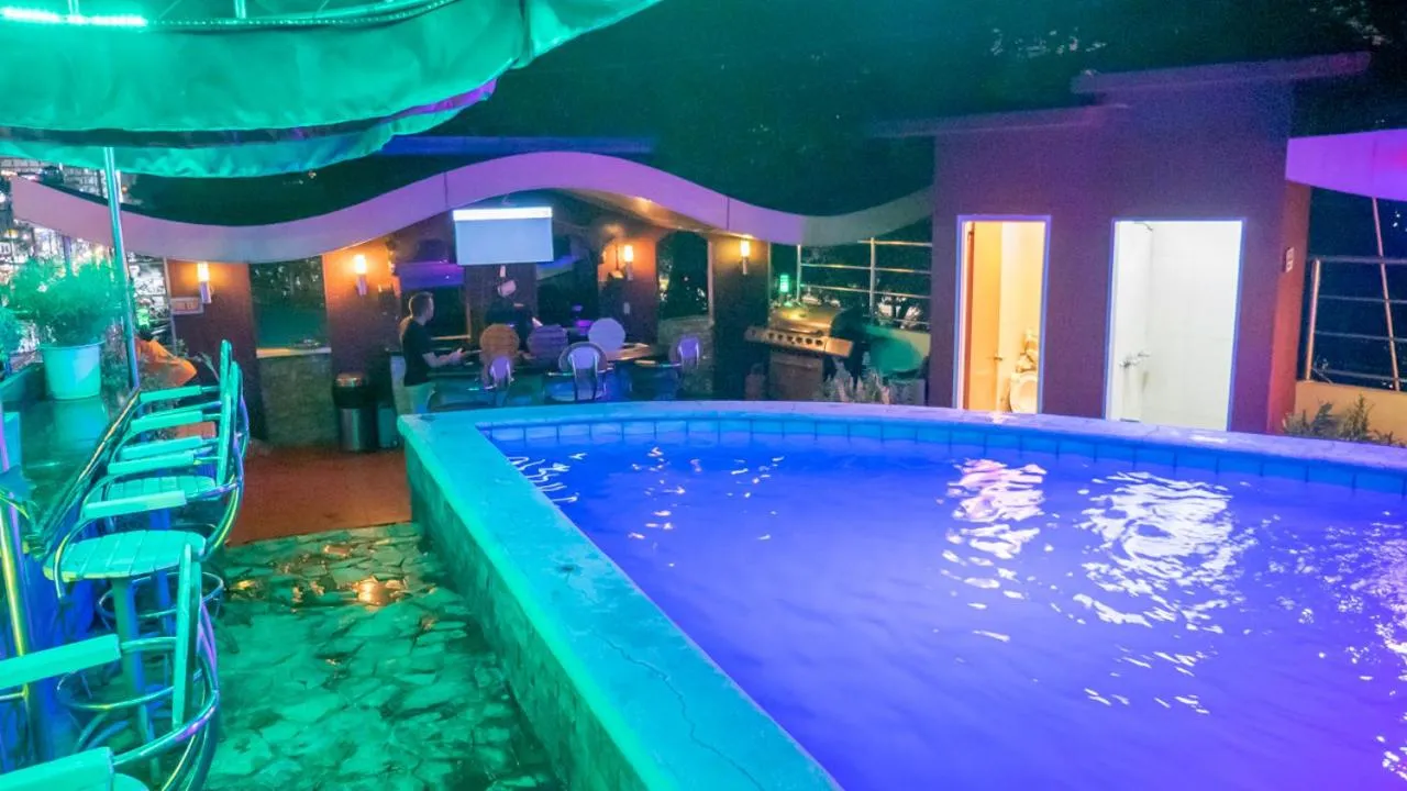 Swimming pool in Fields Palace Hotel