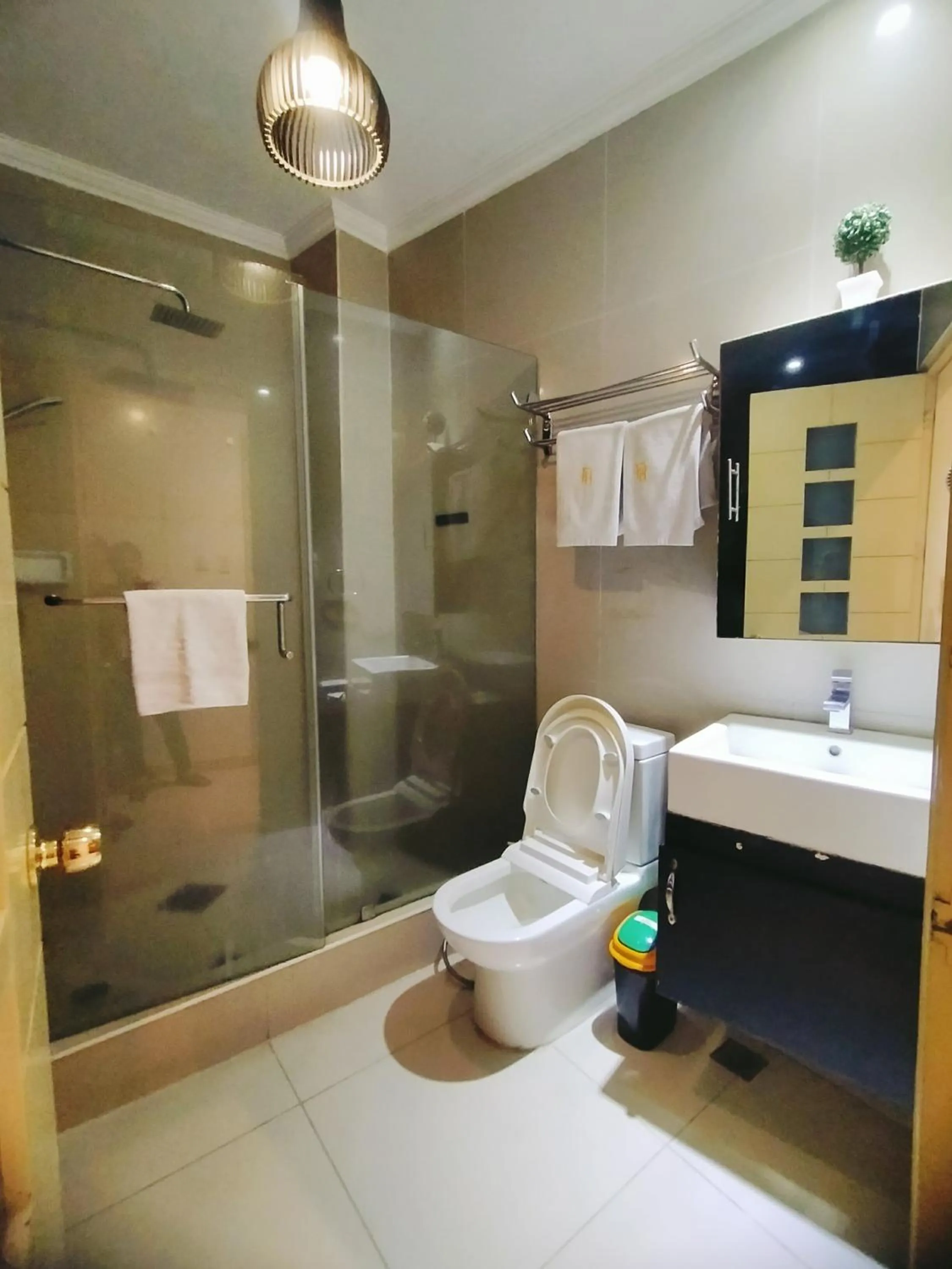 Bathroom in Fields Palace Hotel