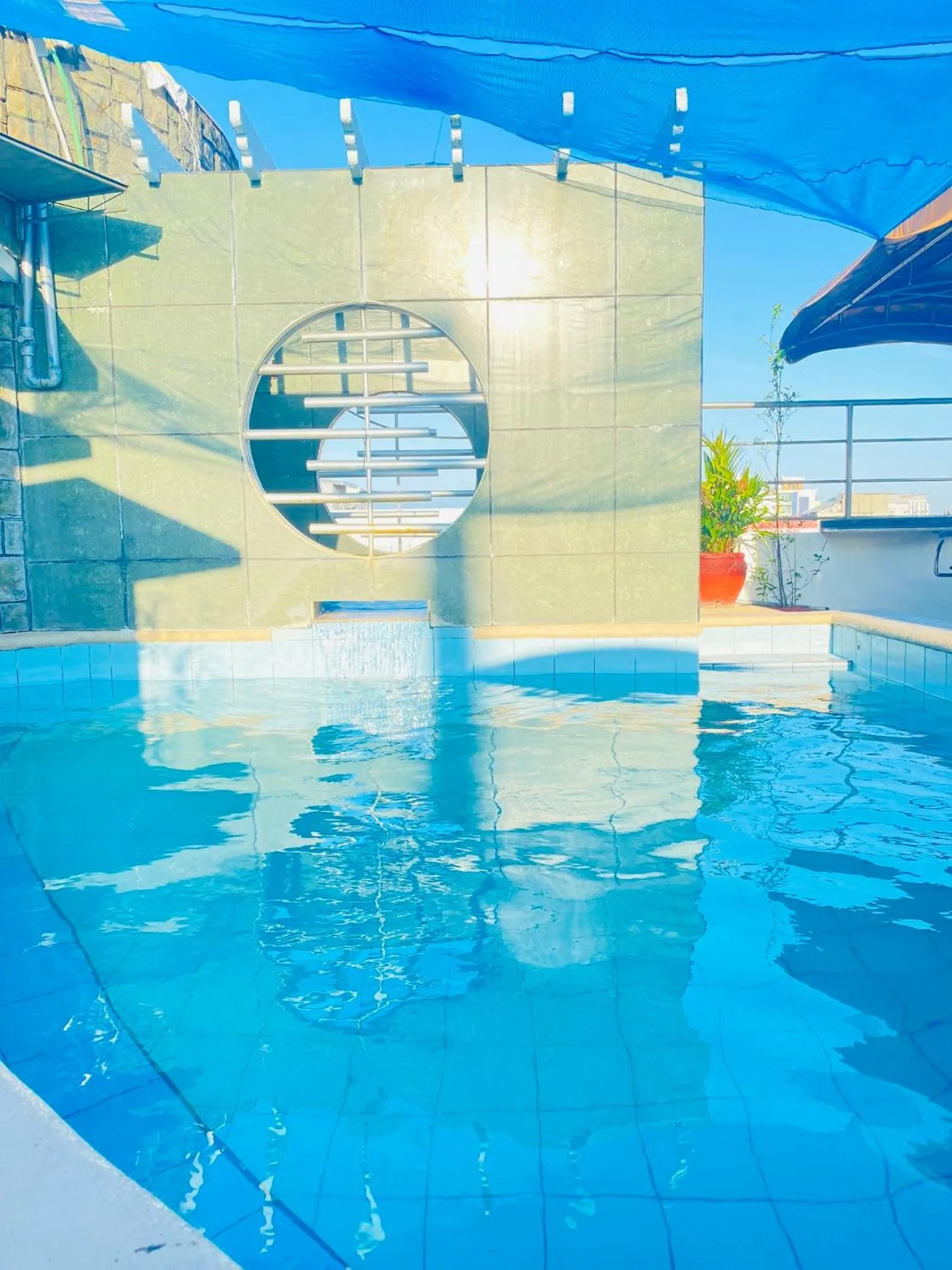 Swimming pool in Fields Palace Hotel