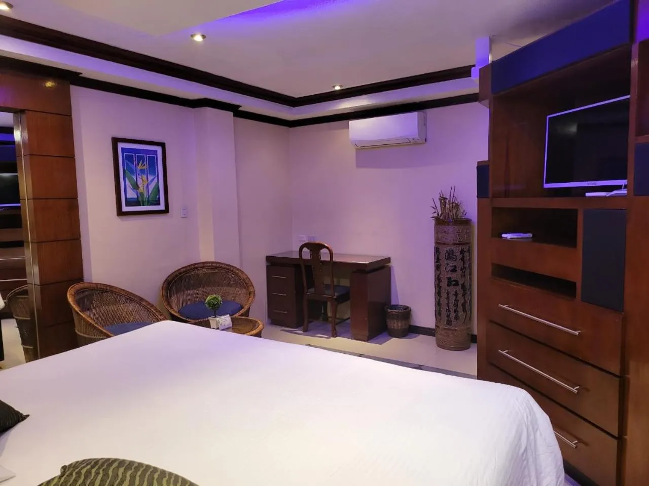 Bedroom, Bed in Fields Palace Hotel