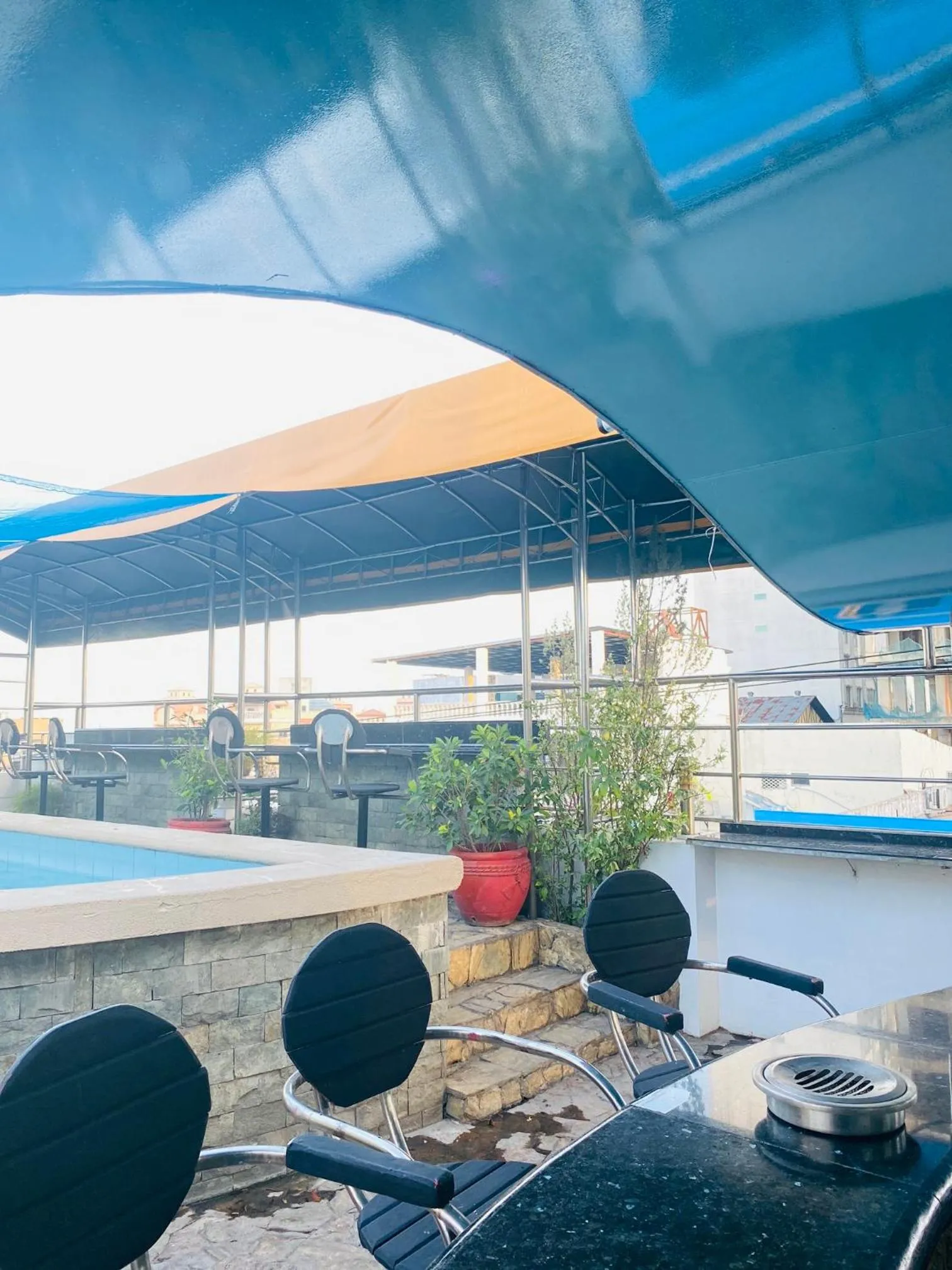 Swimming pool in Fields Palace Hotel