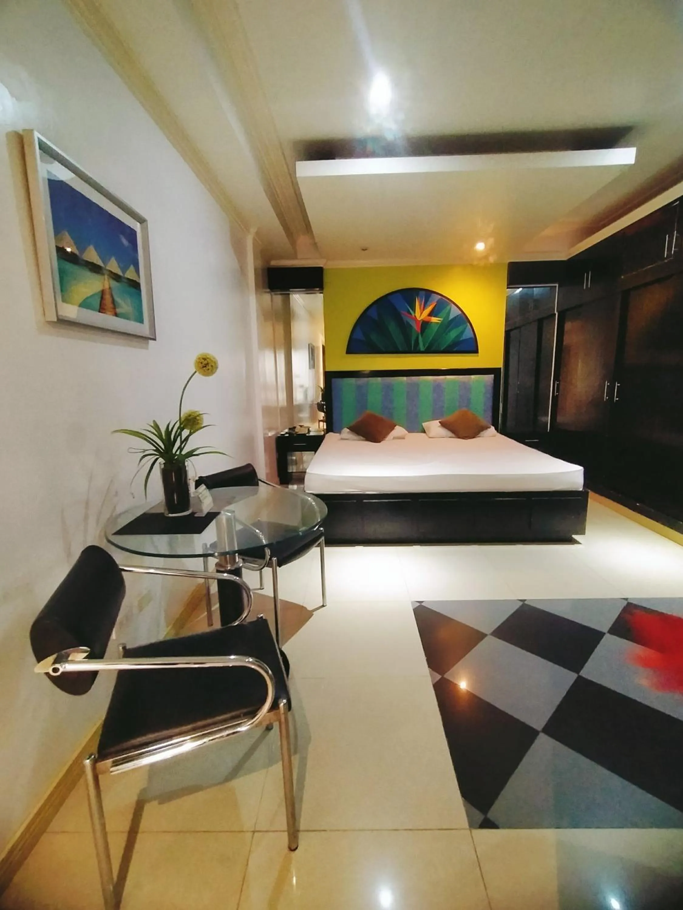 Bedroom, Bed in Fields Palace Hotel