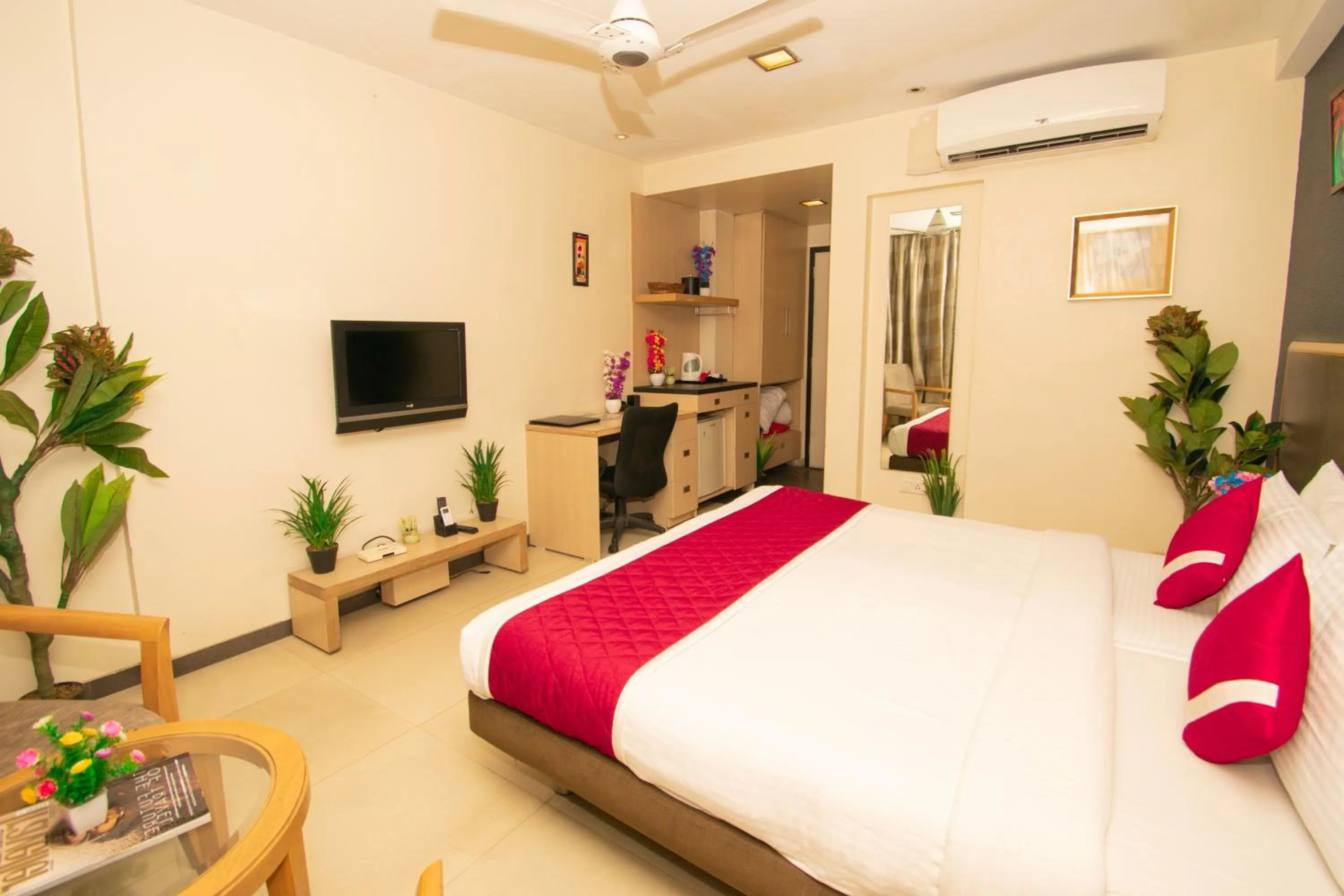 Photo of the whole room, Bed in Octave Koregaon Park