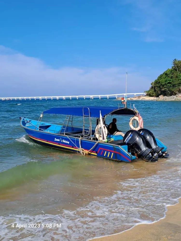 Activities in BERUNTUNG KE BARI RESORT @ PANTAI PENARIK