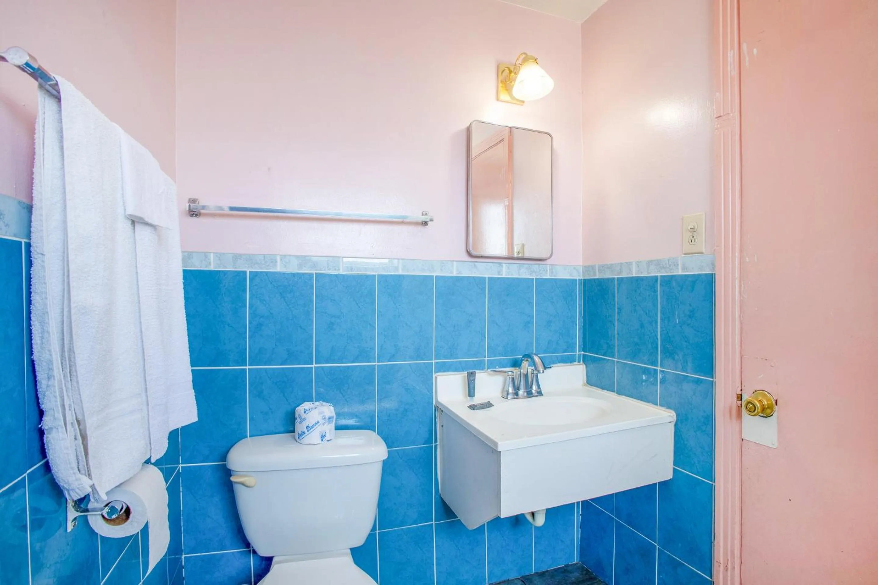 Bathroom in Sands Motel By OYO El Paso near Airport