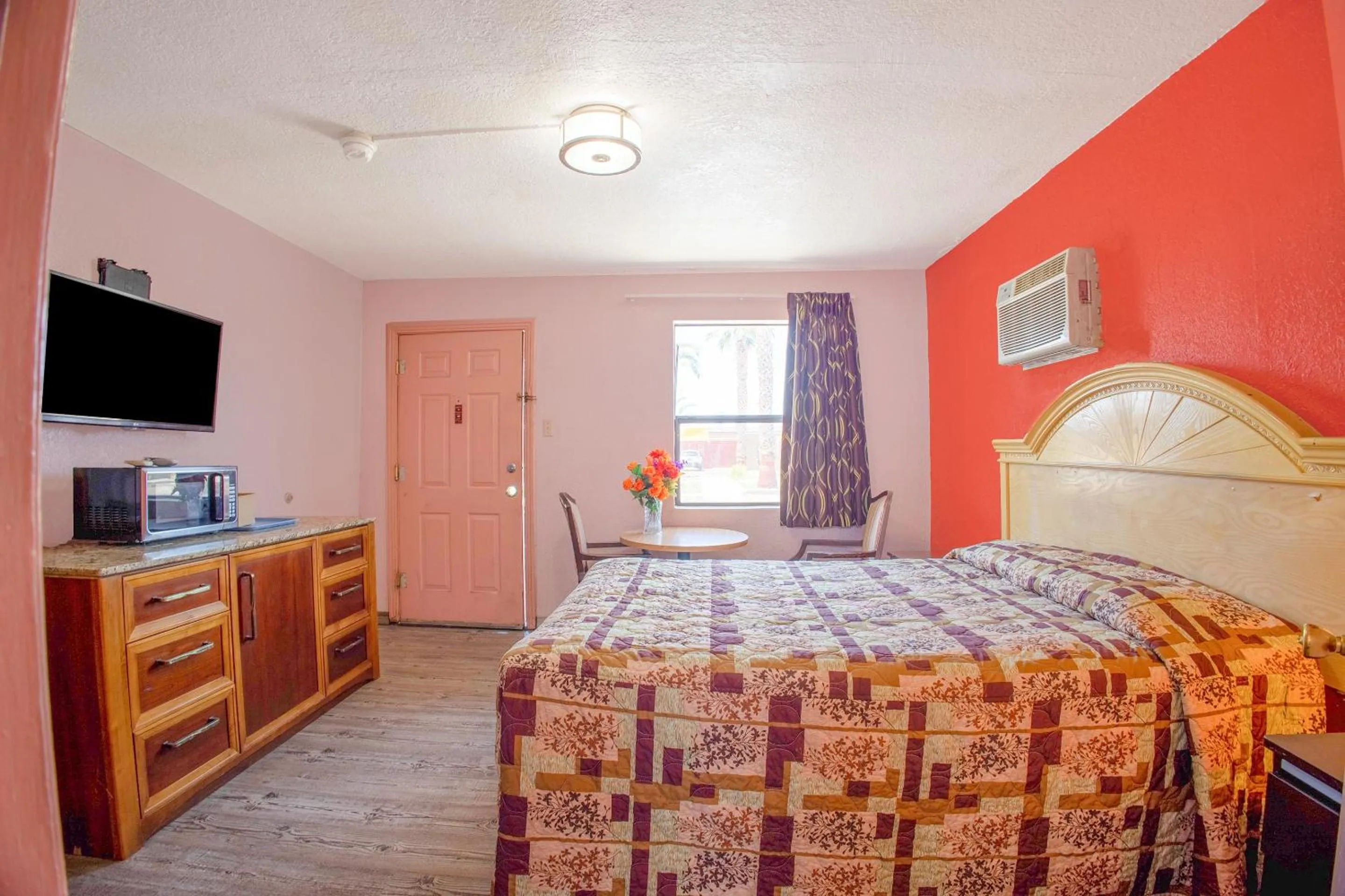 Bedroom, Bed in Sands Motel By OYO El Paso near Airport