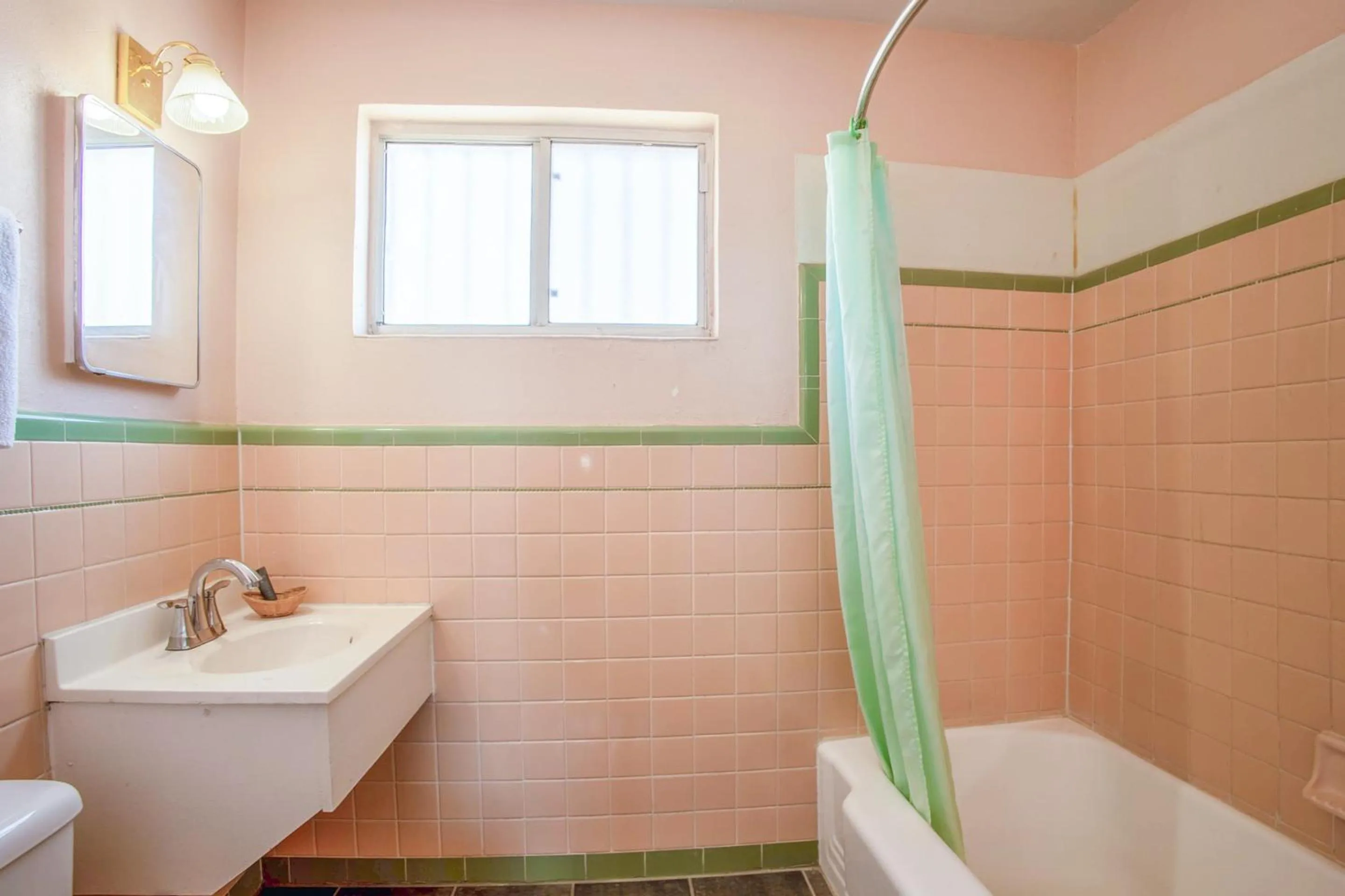 Bathroom in Sands Motel By OYO El Paso near Airport